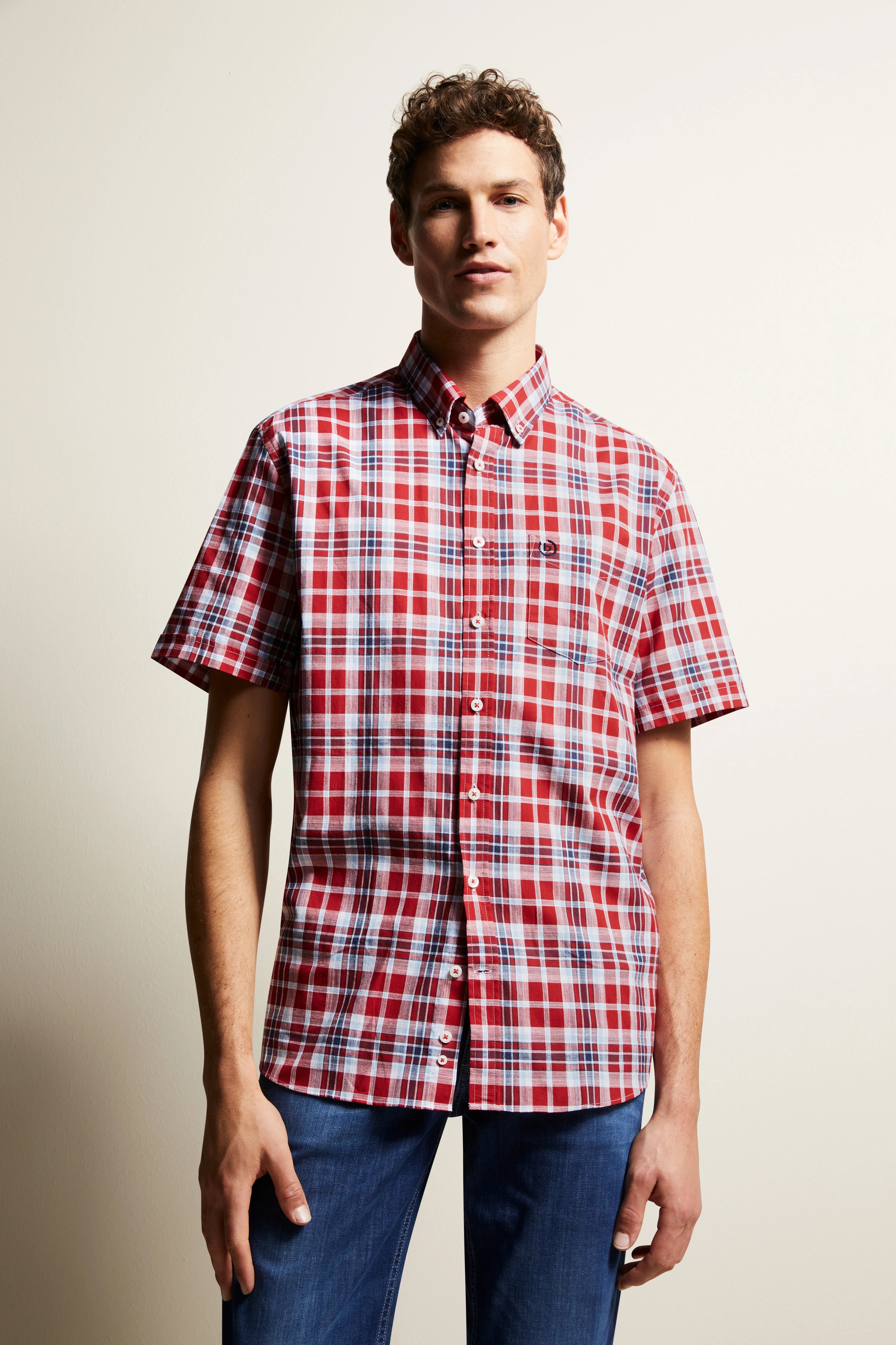 Kortemouwen shirt in rood-blauw ruit, modelbeeld, casual pose.