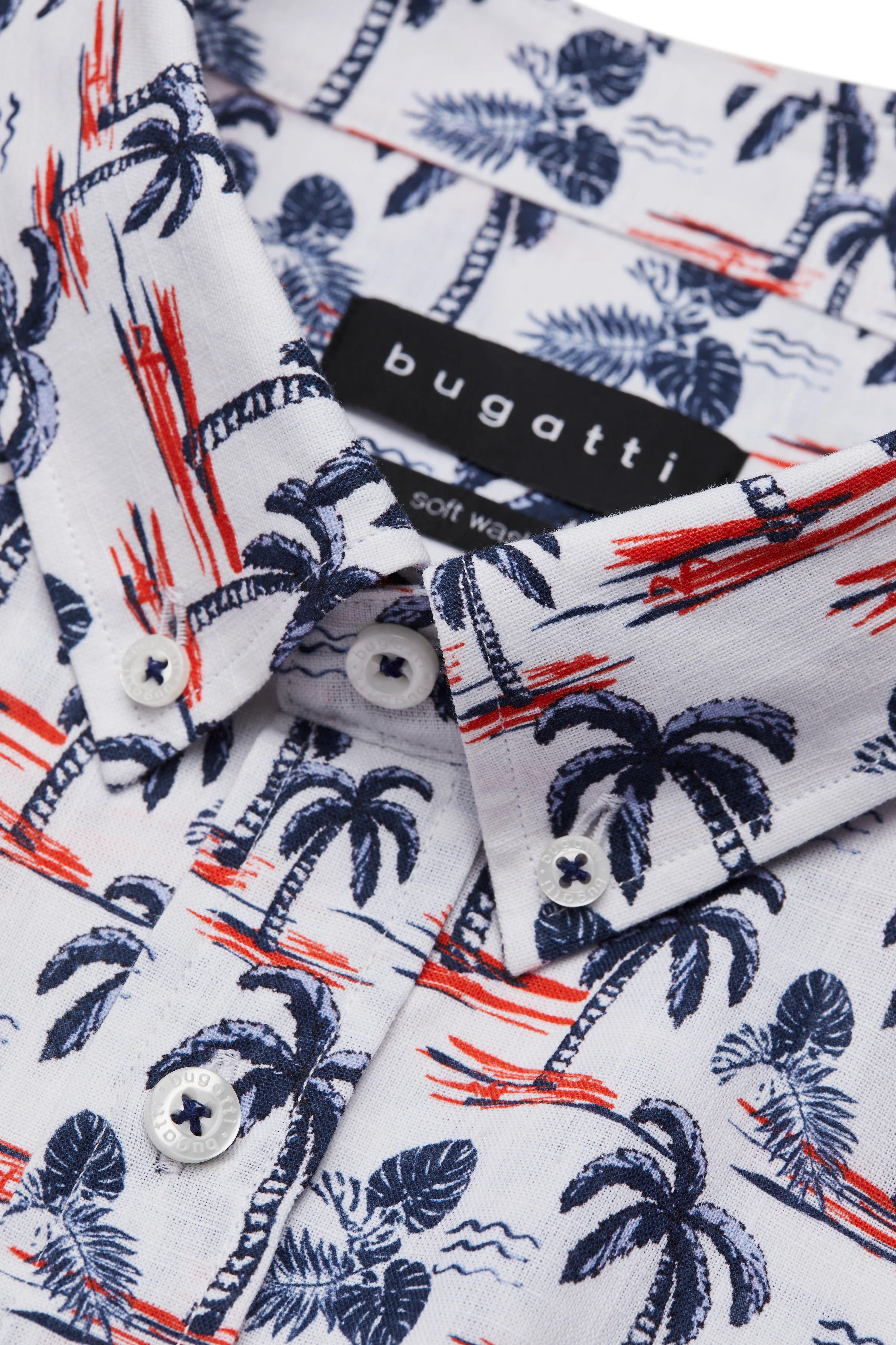 Borstbeeld met kleurrijk bugatti-overhemd, palmmotief in blauw en rood.