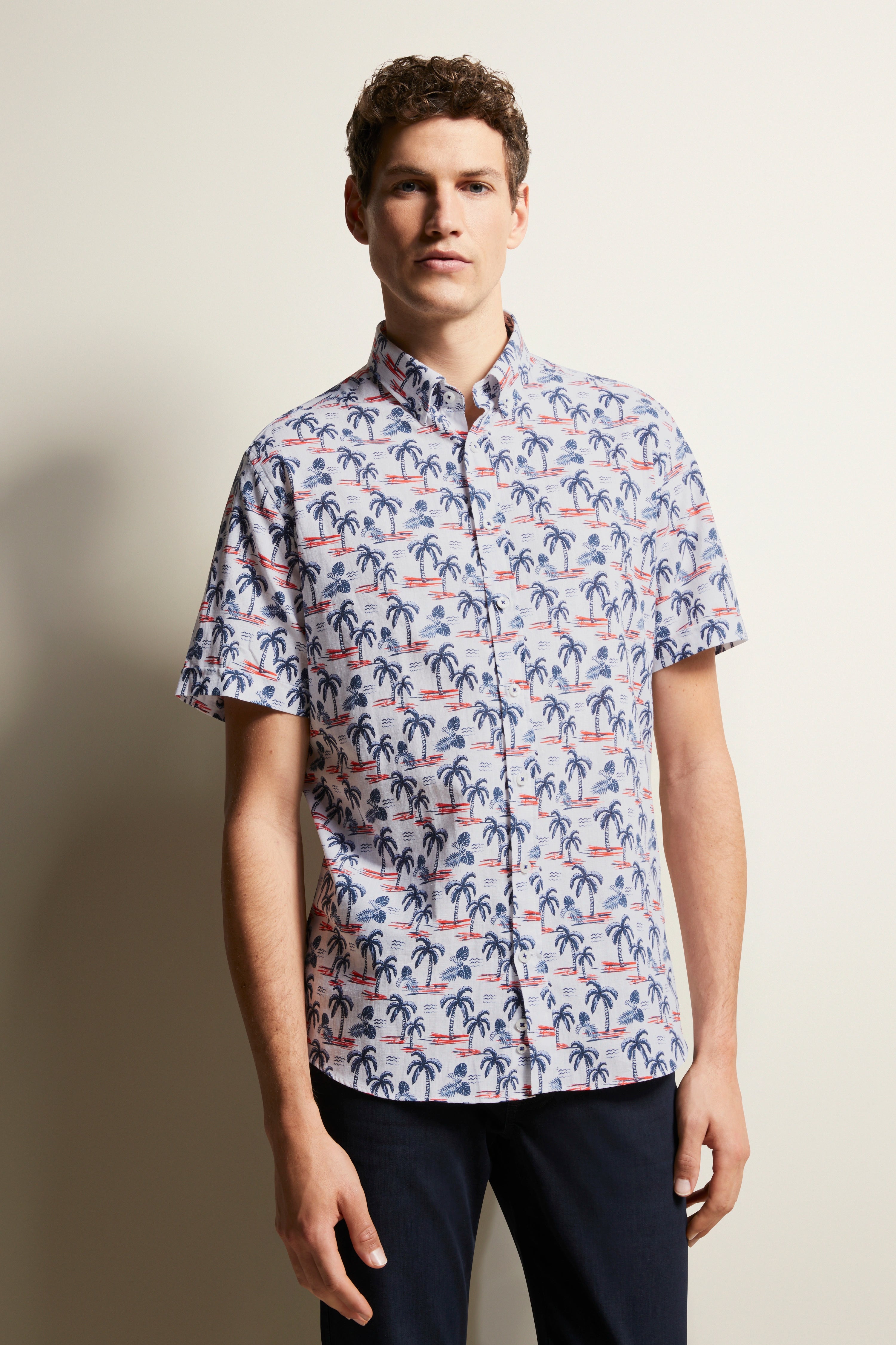 bugatti Hemd mit Palmenmuster, Kurzarm, blau-weiß-rot