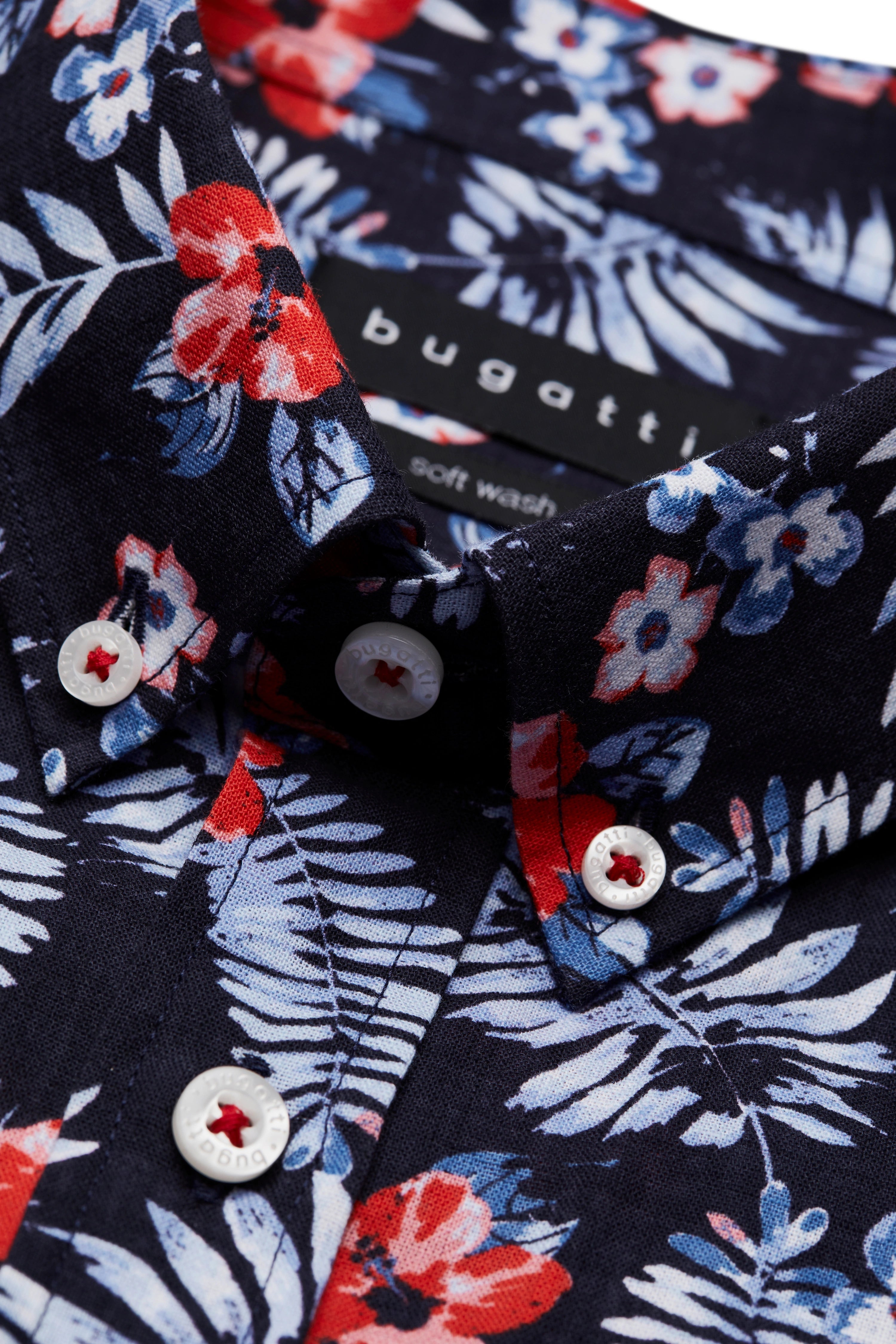 bugatti overhemd met bloemenpatroon, rood-blauw op donkerblauw, close-up, zichtbare knopenlijst en kraag.