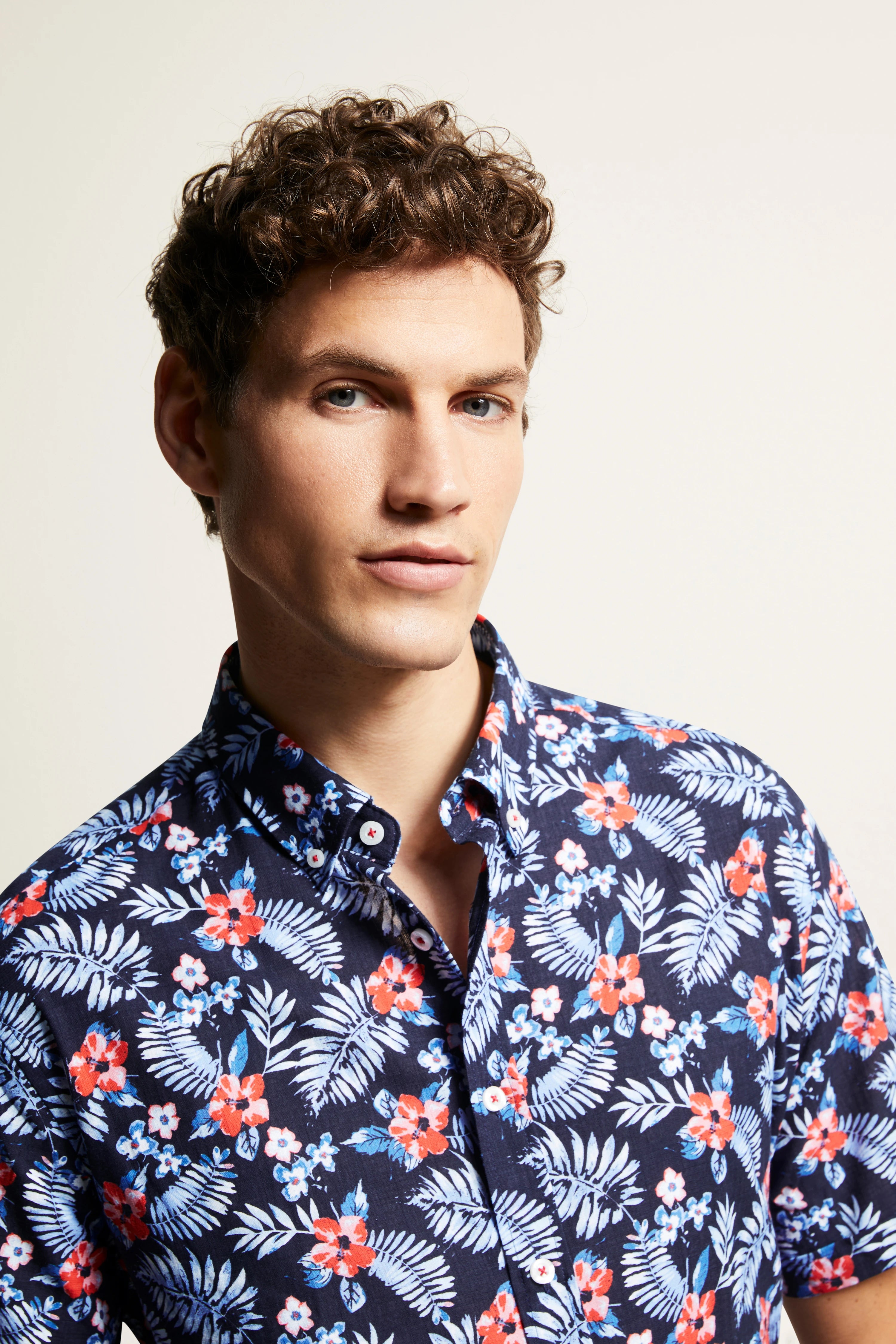 Floral shirt in blauw en rood, modelbeeld, halfprofiel, casual voor bugatti stijl.