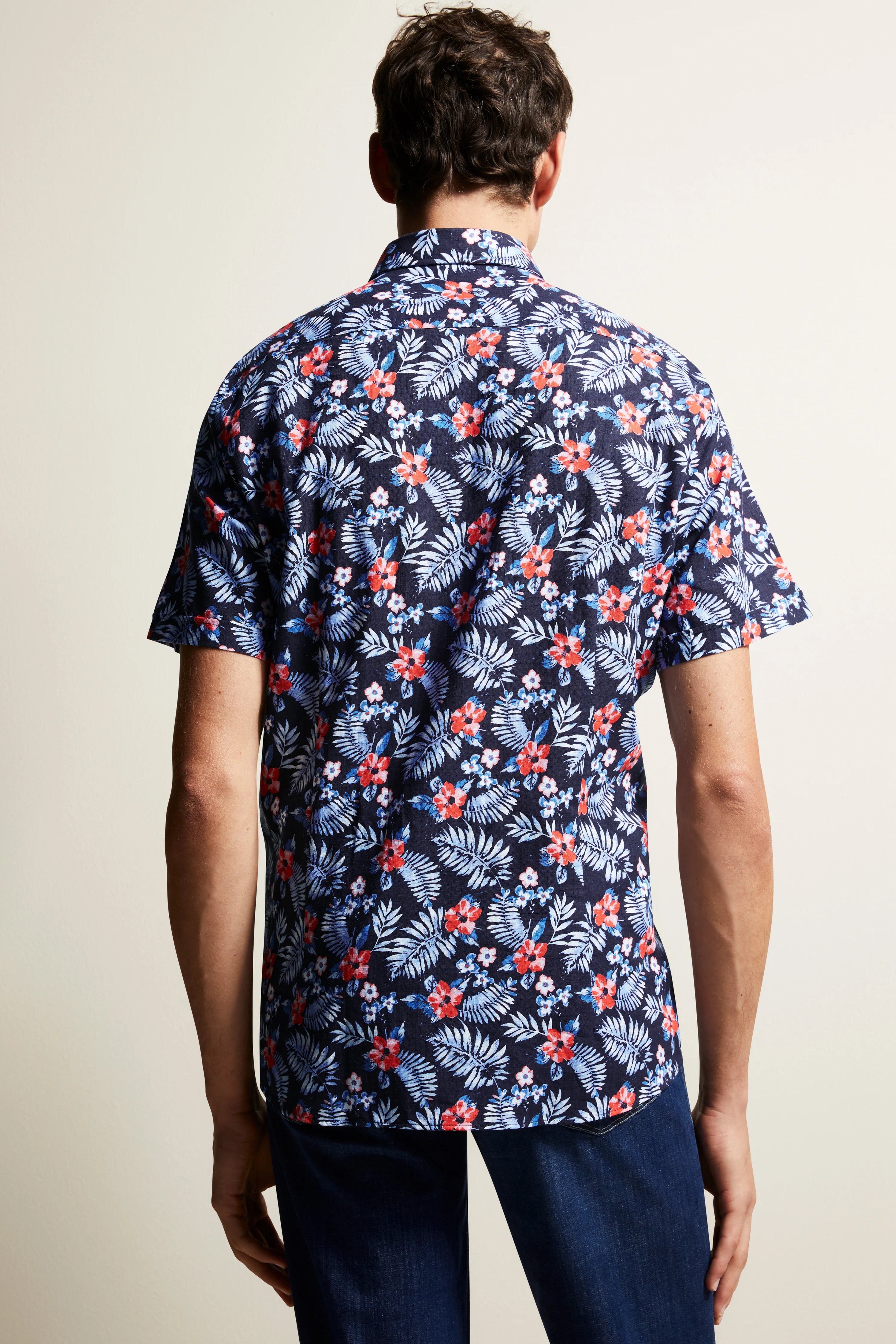 Blumenhemd in Blau-Rot-Weiß, legeres Modellbild, Rückansicht.