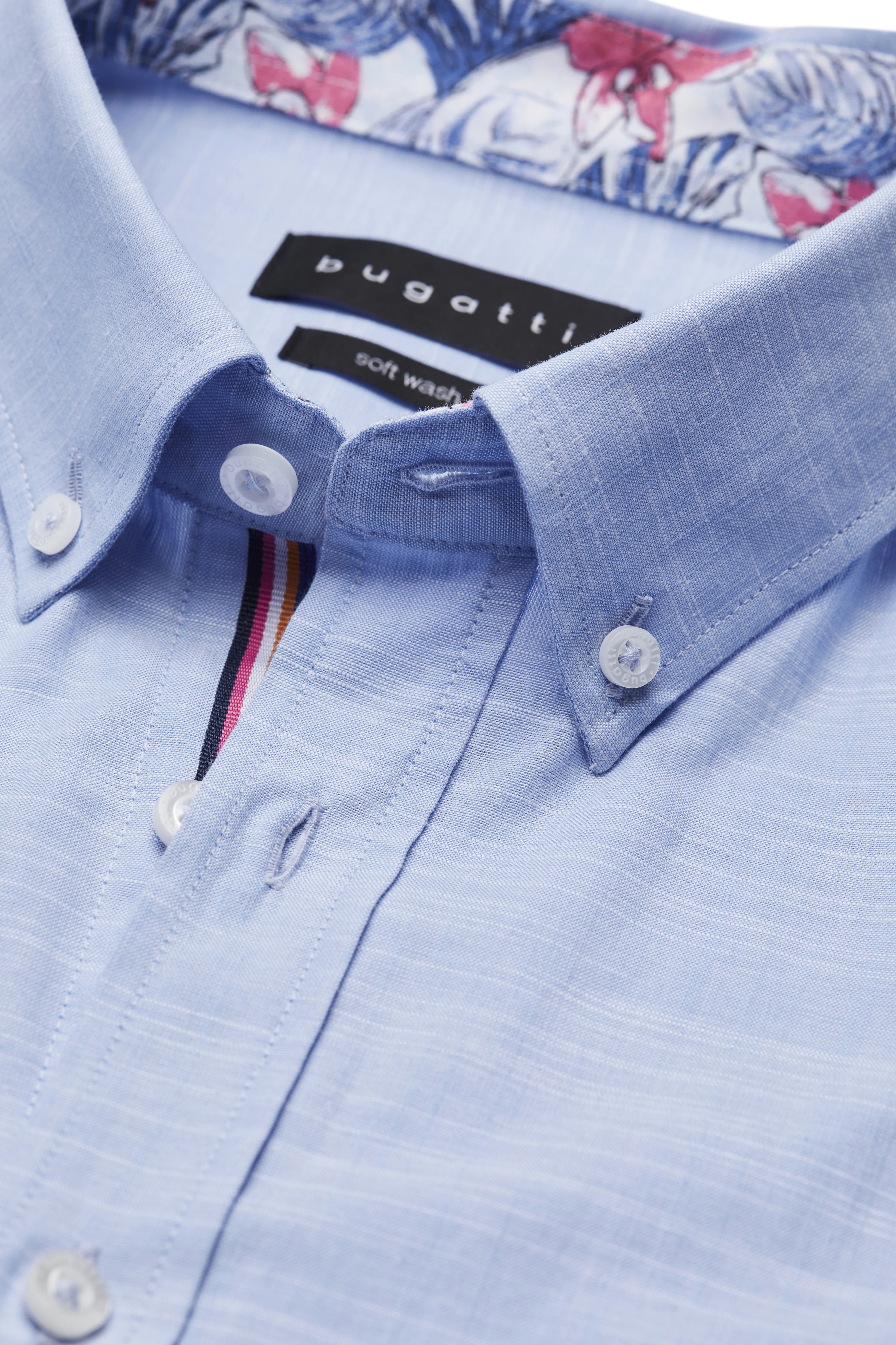 Hellblaues bugatti Hemd mit floralem Kragenmuster, Nahaufnahme.
