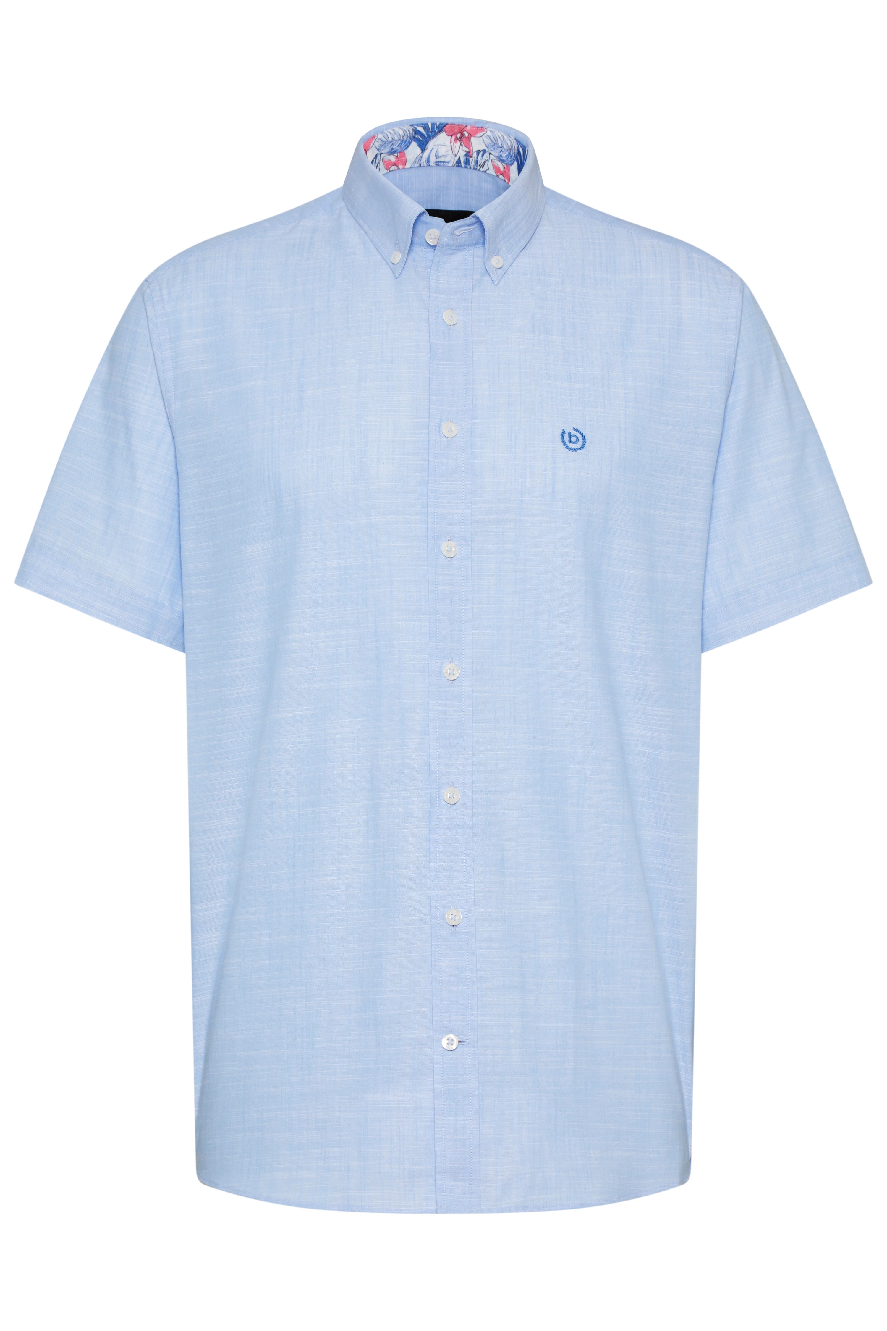 Hellblaues Kurzarmhemd von bugatti mit floralem Innenkragen. Büstenbild.