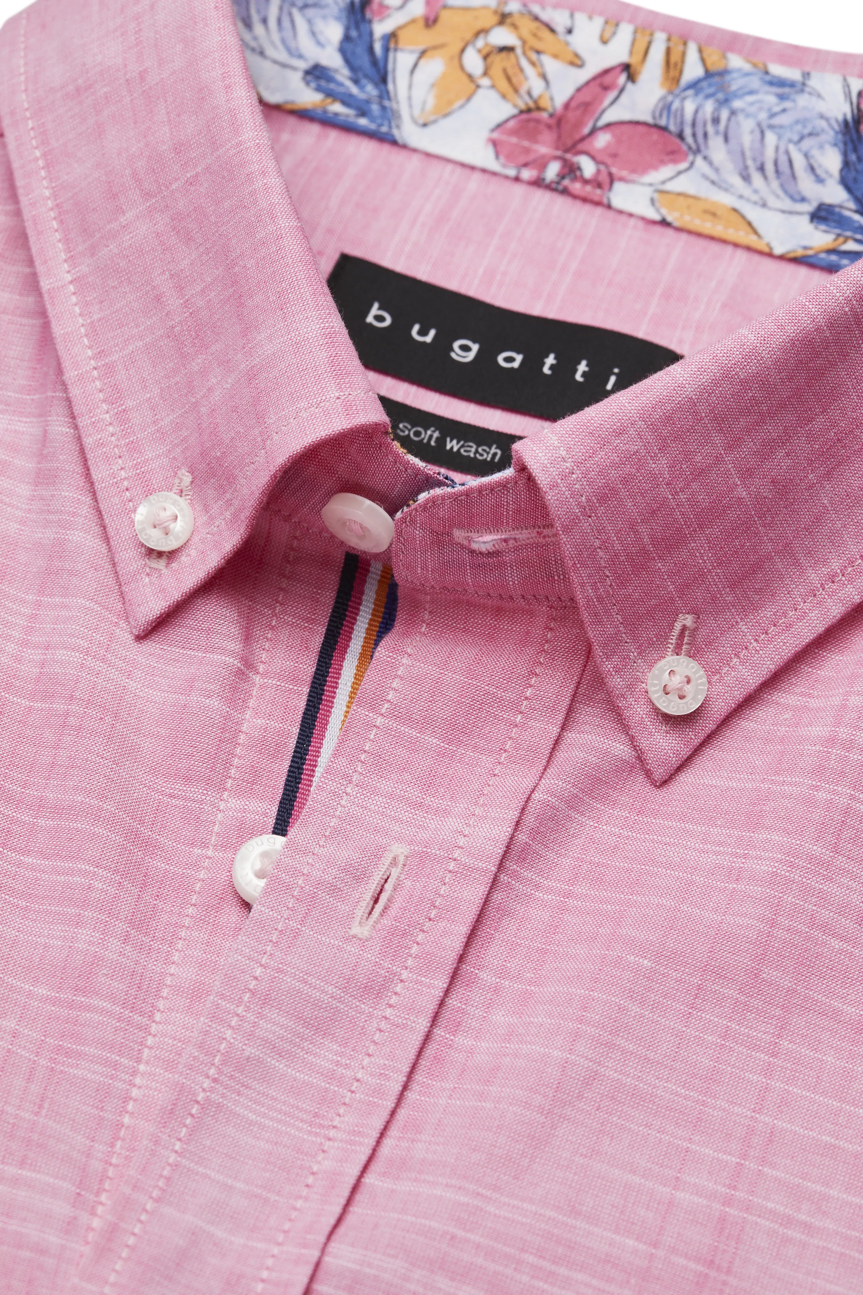 bugatti overhemd in roze met bloemen binnenkraag ontwerp, detailweergave.