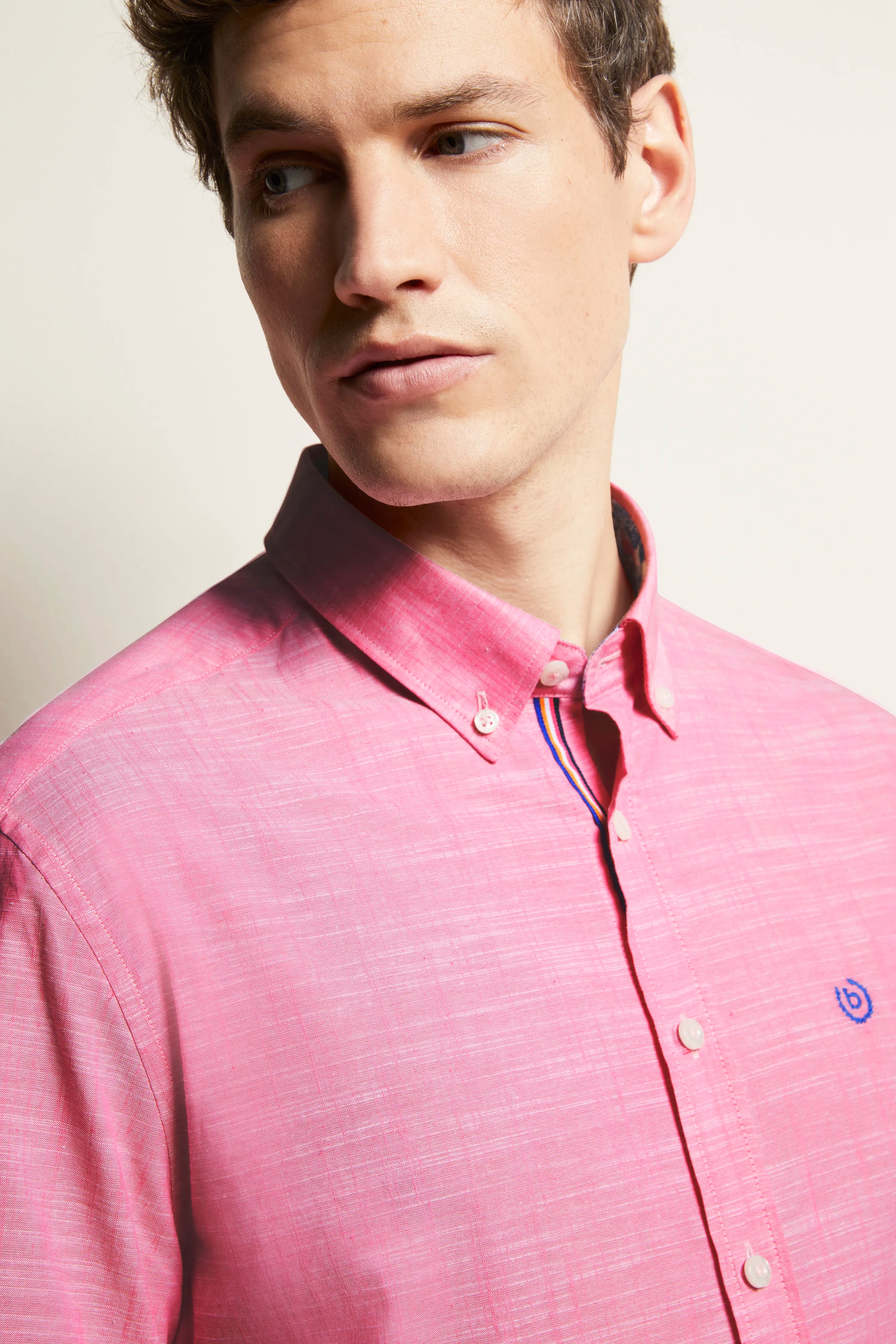bugatti Herrenhemd in Pink, leicht strukturiert, Modellbild, entspannter Blick zur Seite.