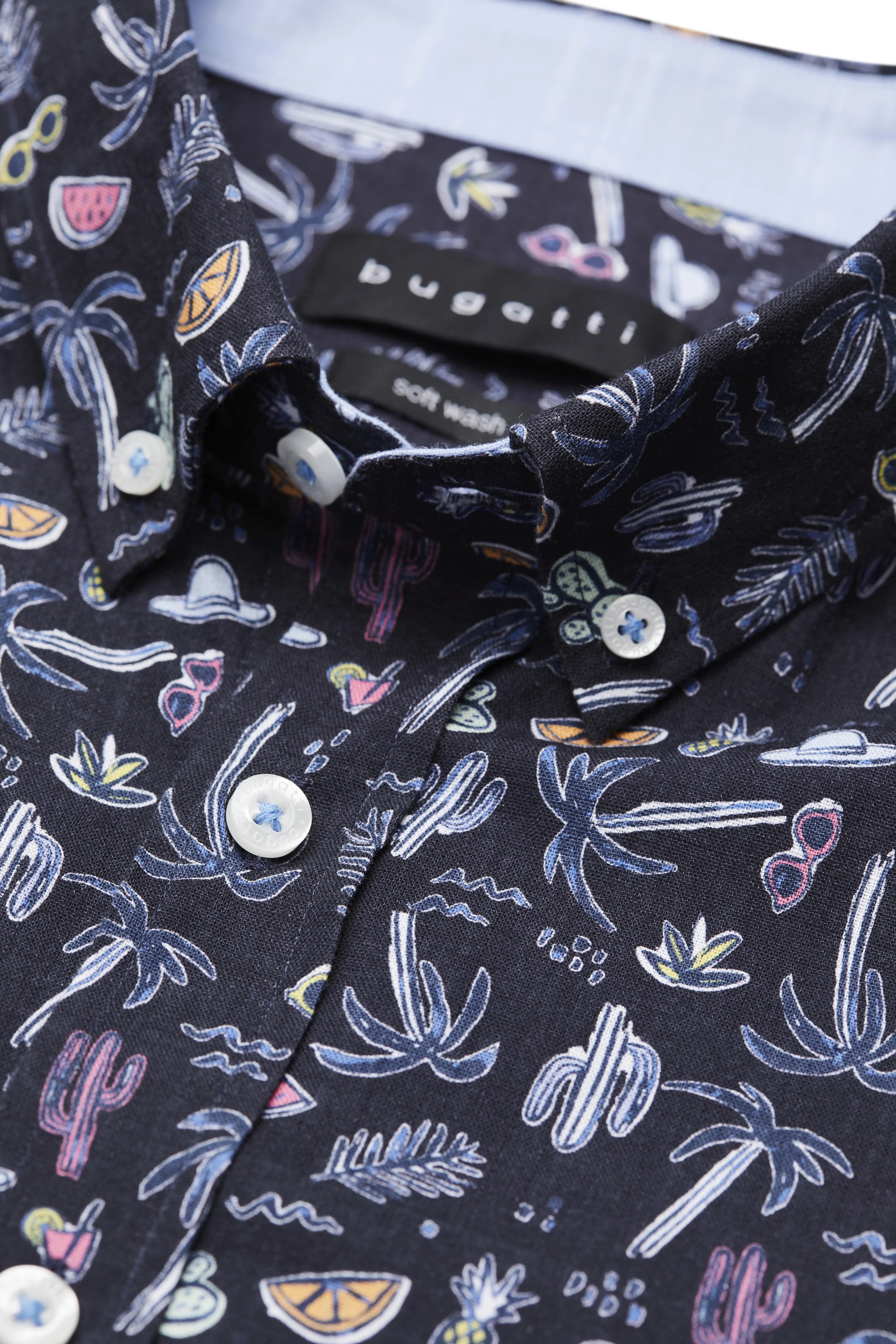 Donkerblauw bugatti-overhemd met tropisch patroon, close-up van de knopenlijst.