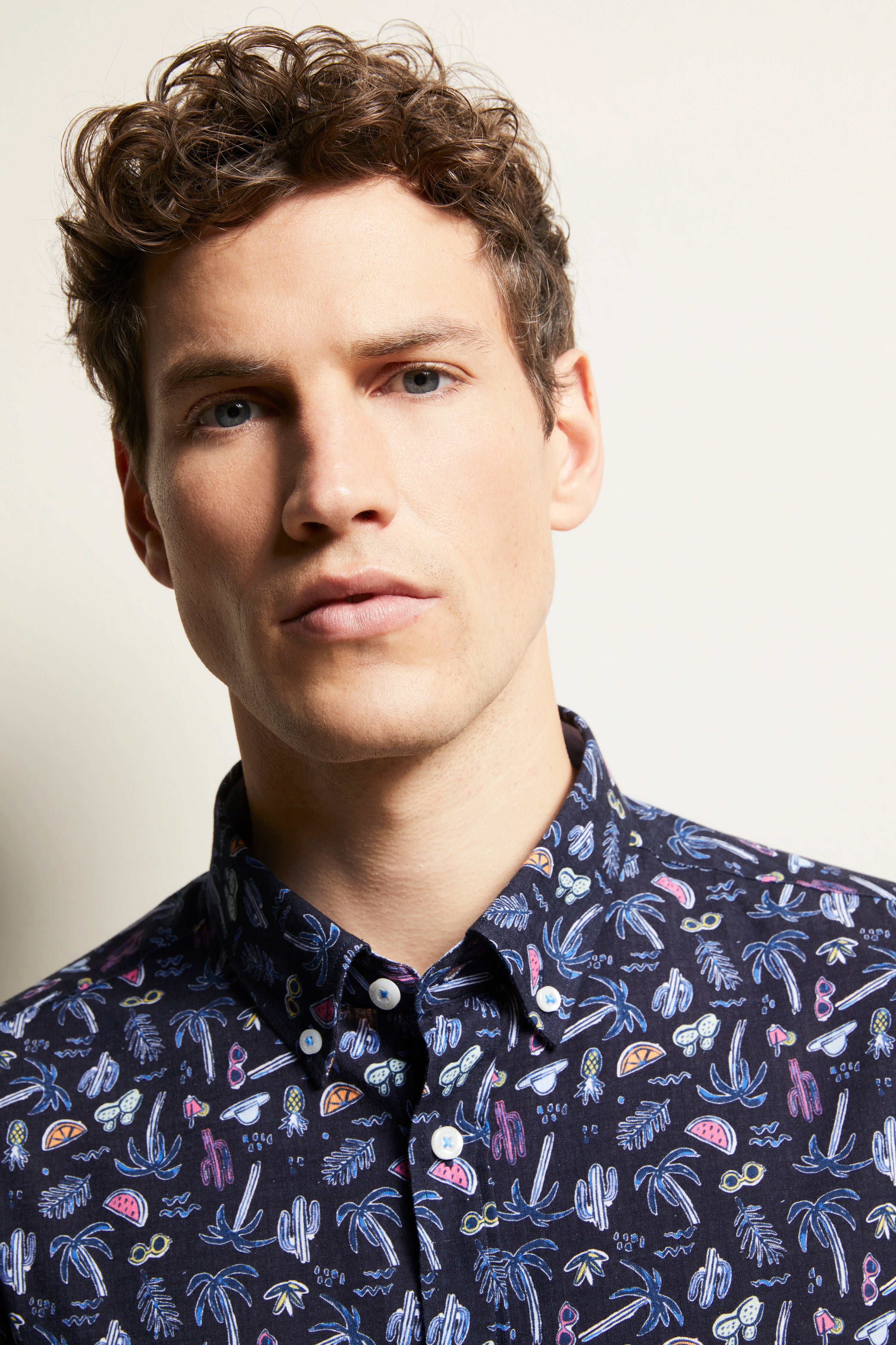 Bust shot: bugatti shirt with tropical print in blue, relaxed and stylish.