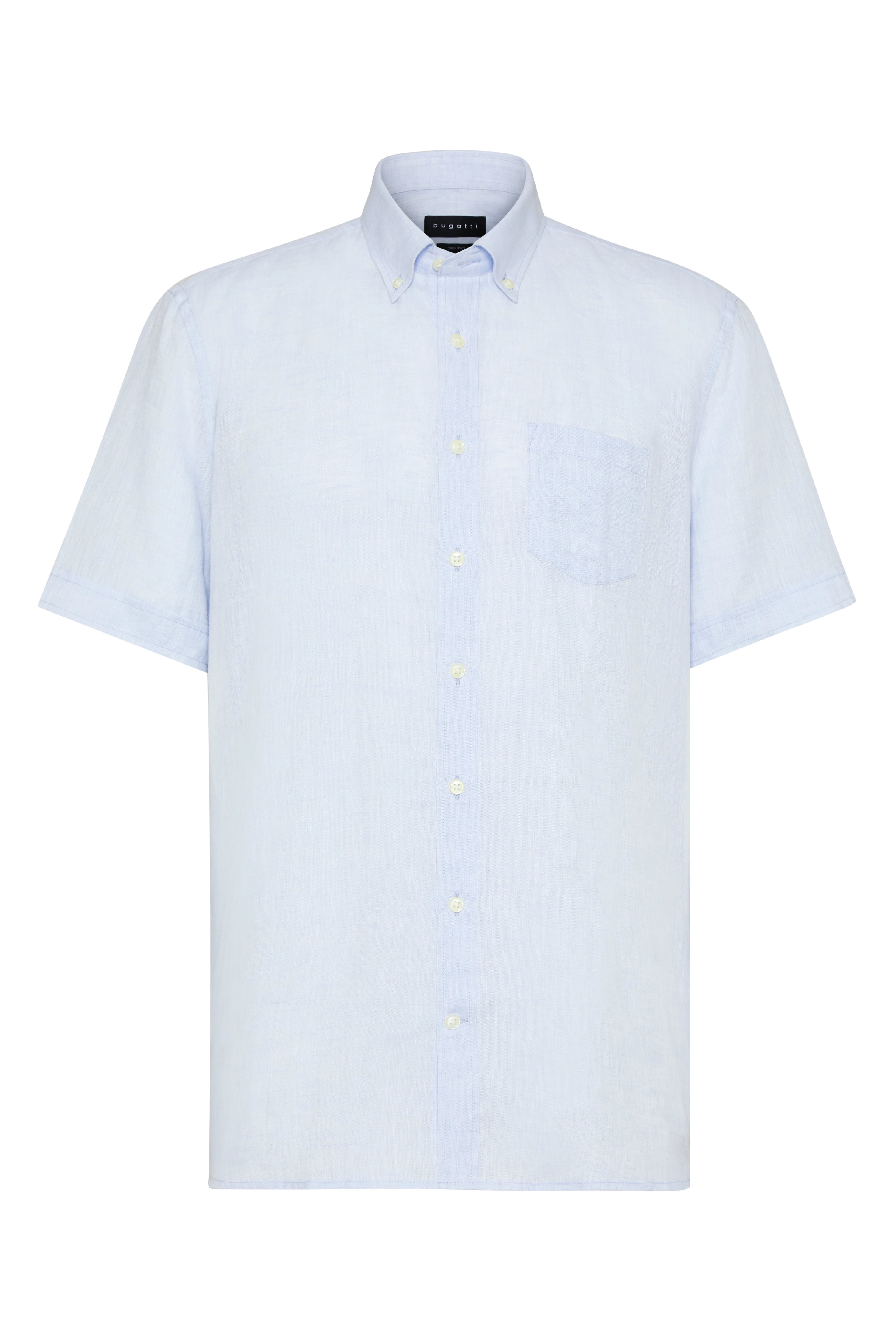 Kurzarm-Hemd in Hellblau von bugatti, Büstenbild, klassischer Button-Down-Kragen, Brusttasche.