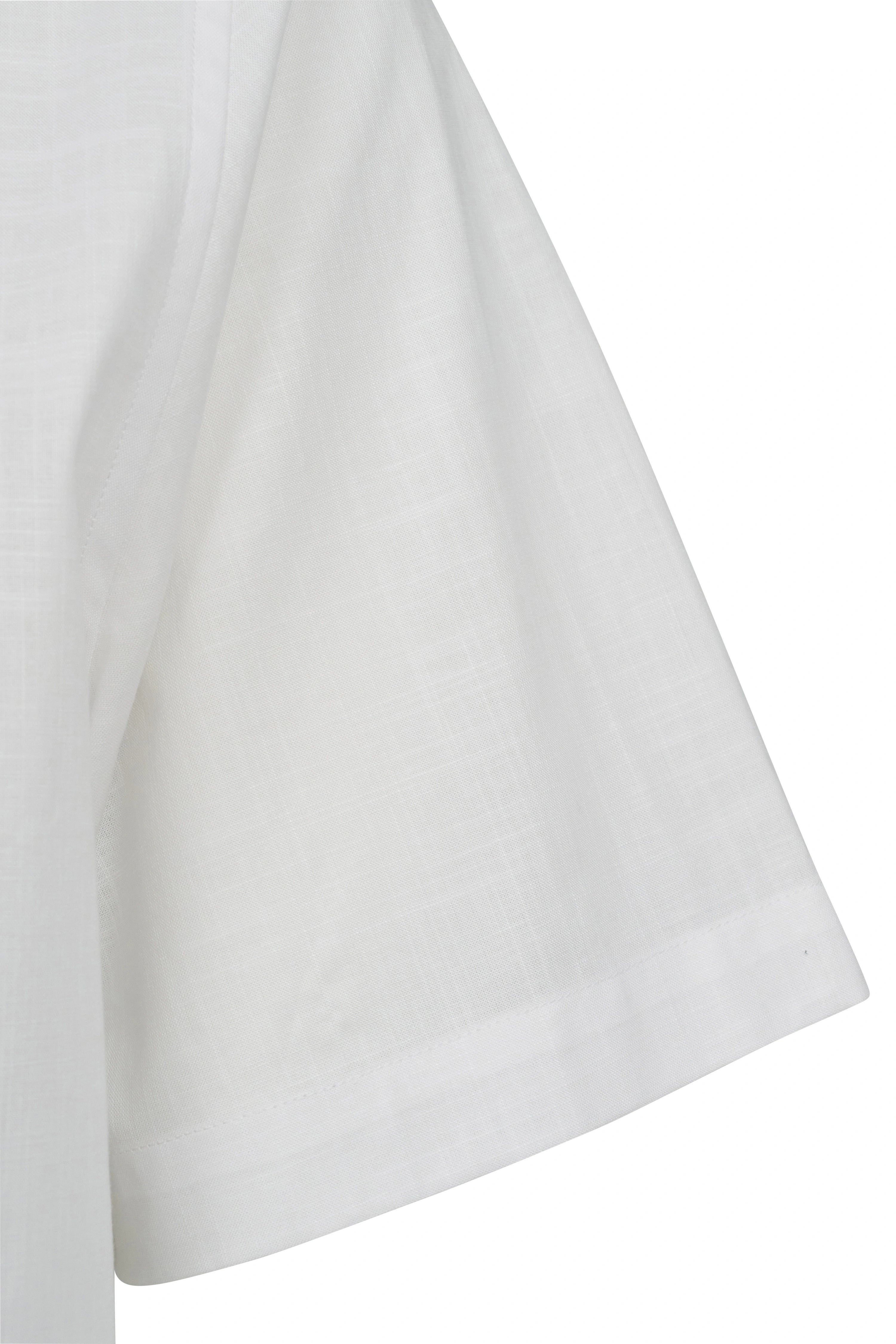 Weiße Bluse mit weitem Ärmel, Detailansicht. Eleganter Look von bugatti.