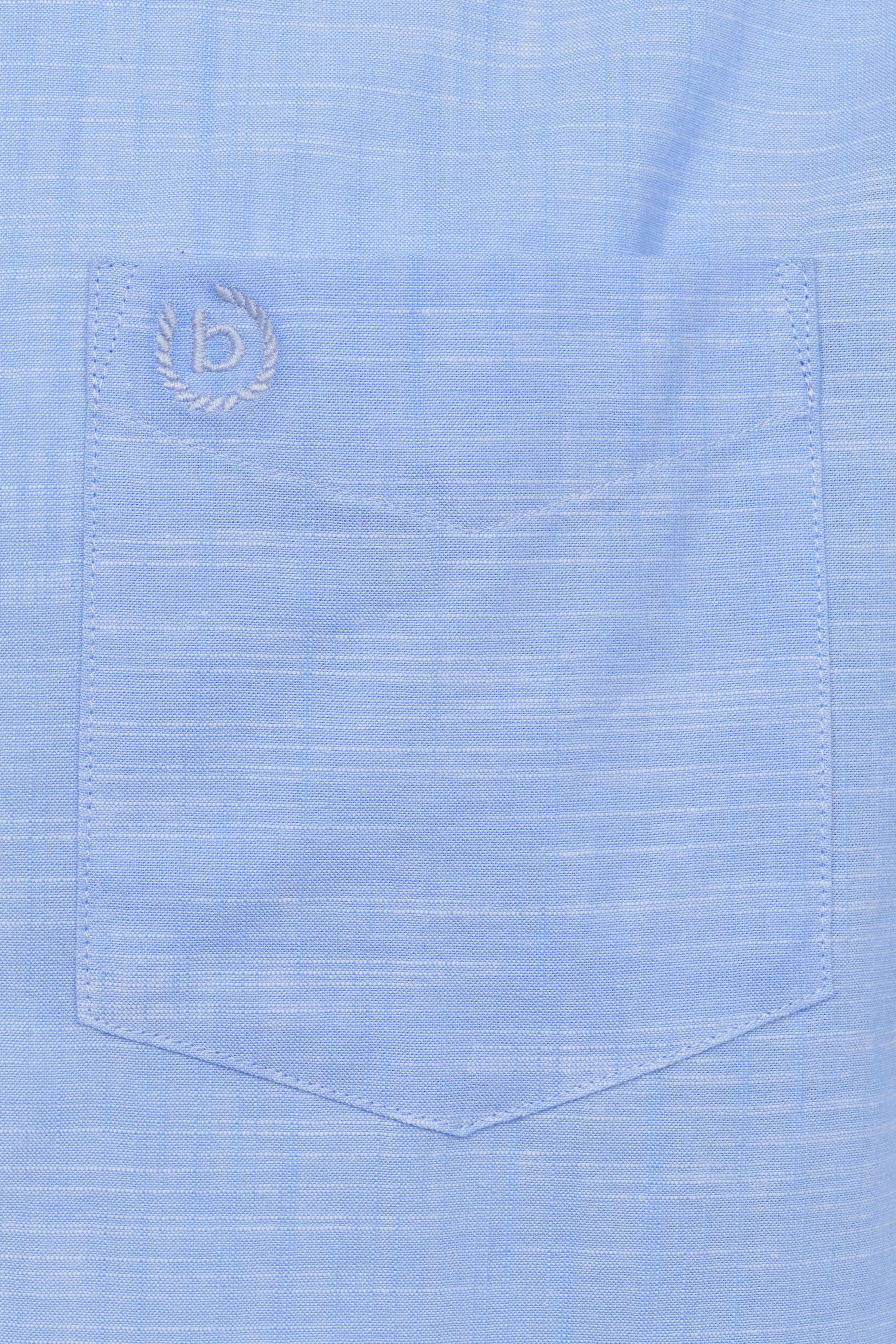 Blaues bugatti Hemd aus weicher Baumwolle, Detailansicht des Kragens, eleganter Büstenbild-Stil.