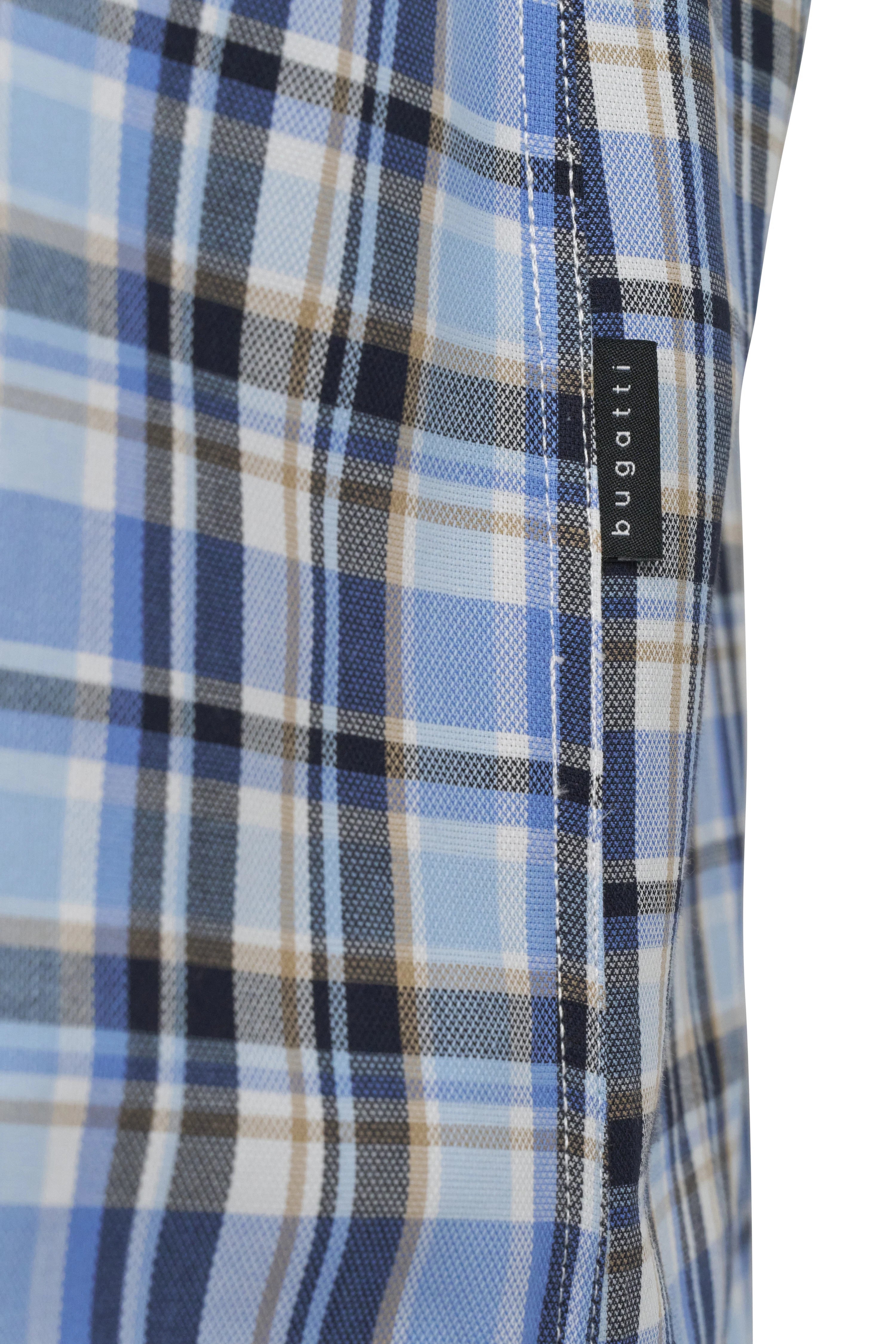 Geruit patroon in blauw en beige, detail van bugatti overhemd, hoogwaardige afwerking.