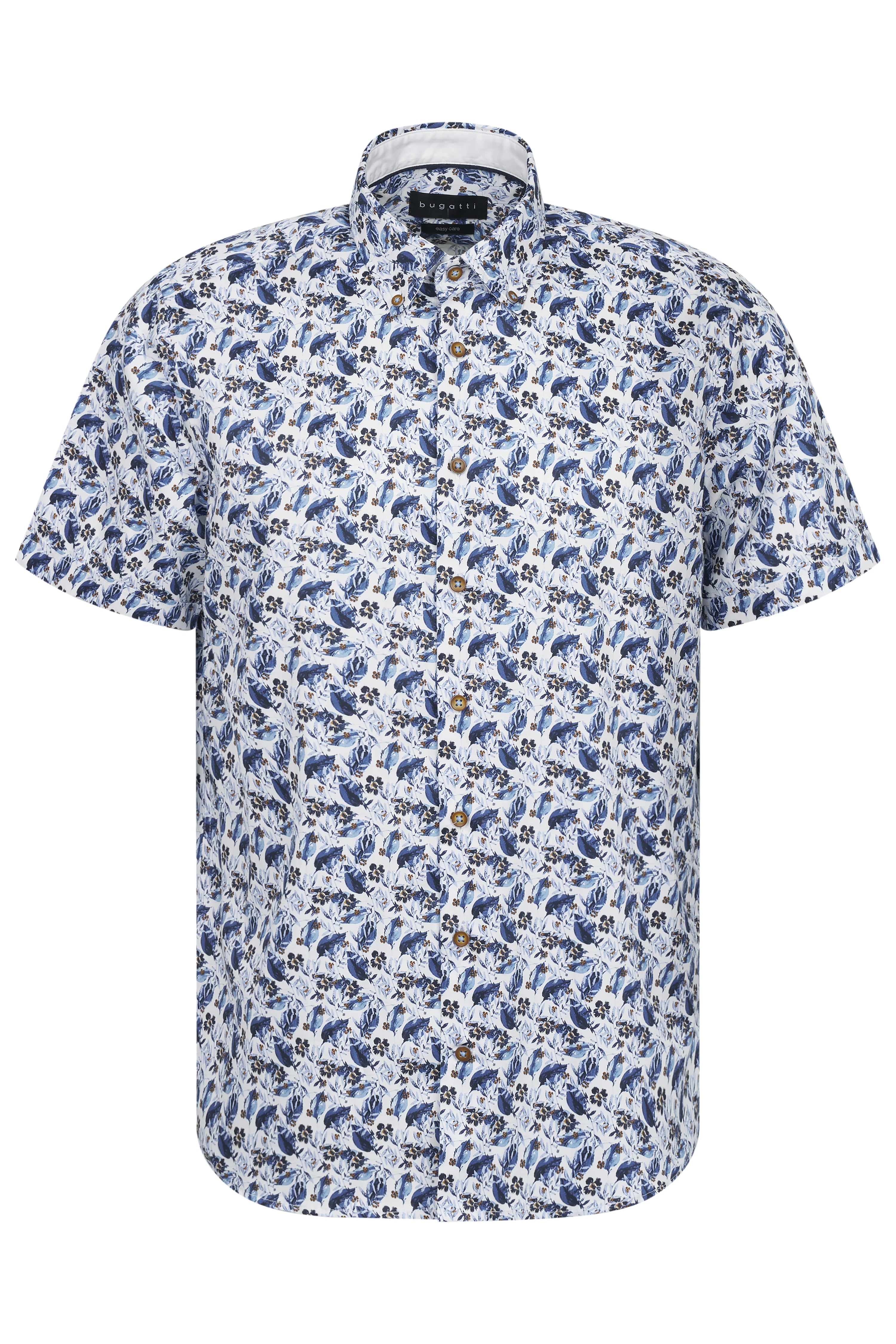 Model met blauw-wit gebloemd kortemouwenshirt en beige broek, achterkant. Ontspannen houding.