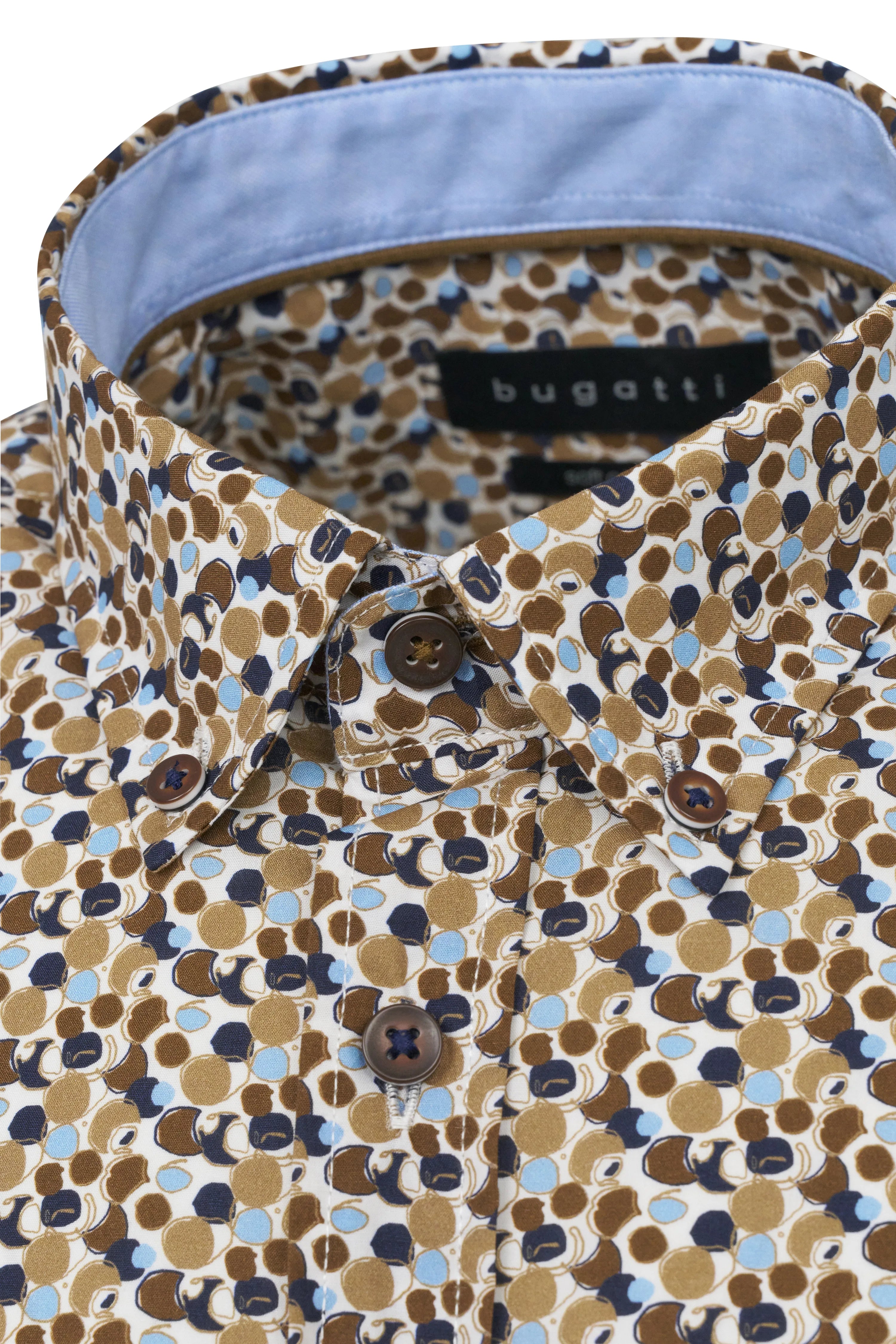 bugatti overhemd, abstract patroon in blauw en bruin, close-up, elegante kraag, hoogwaardige afwerking.