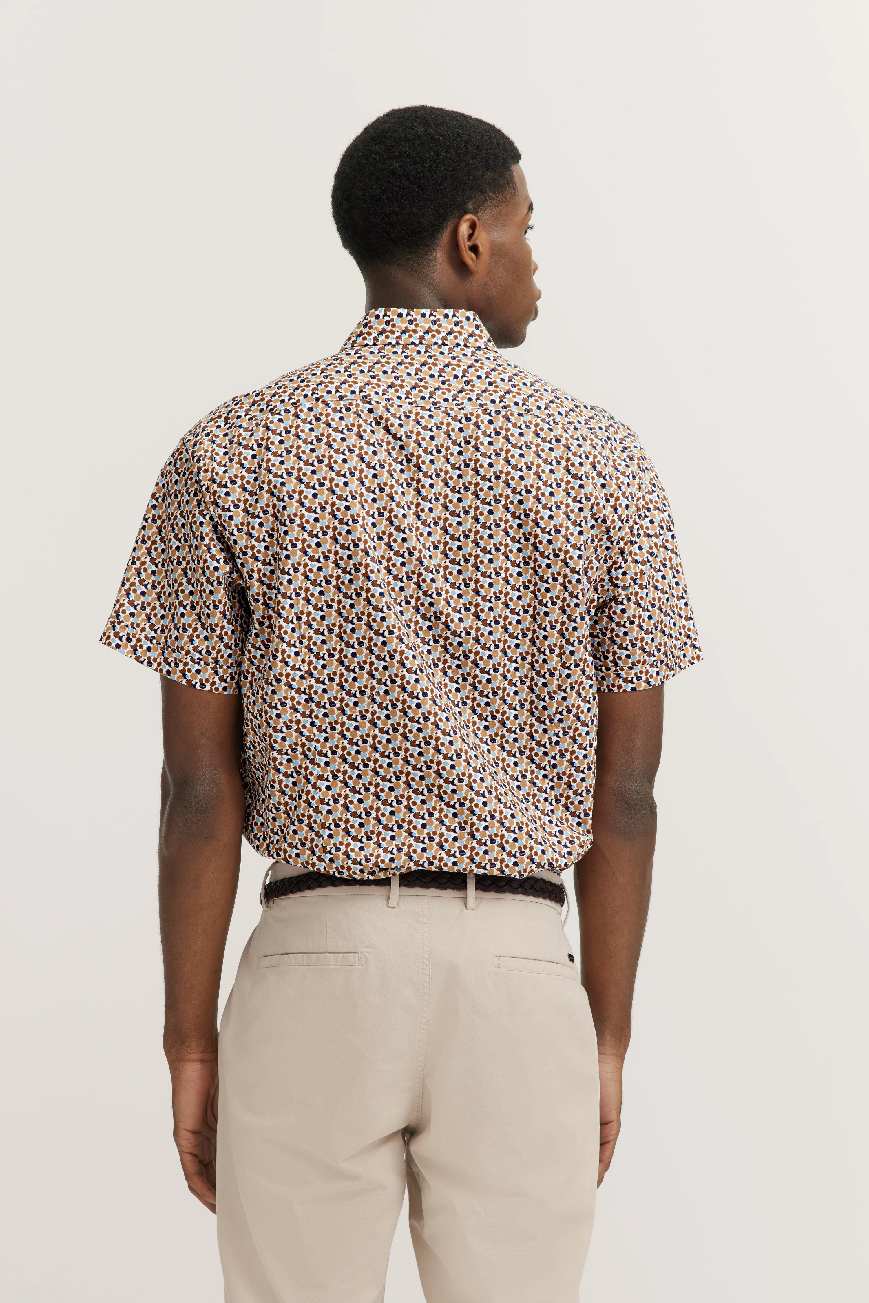 Kort mouw shirt met patroon, beige chino, achterkant, model staand, bugatti stijl en elegantie.