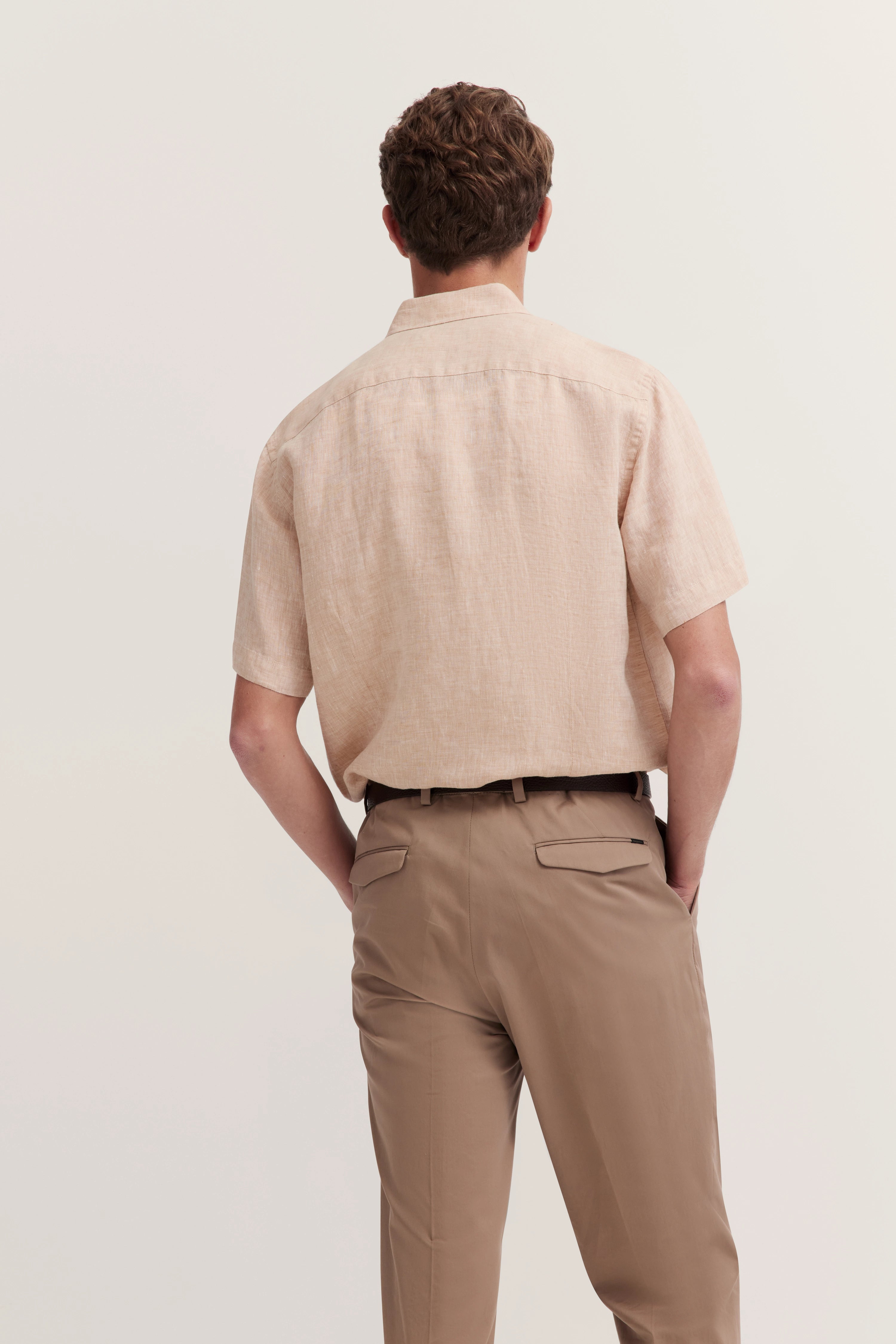 Beiges Kurzarmhemd und braune Hose von bugatti, Rückansicht, leger und stilvoll.