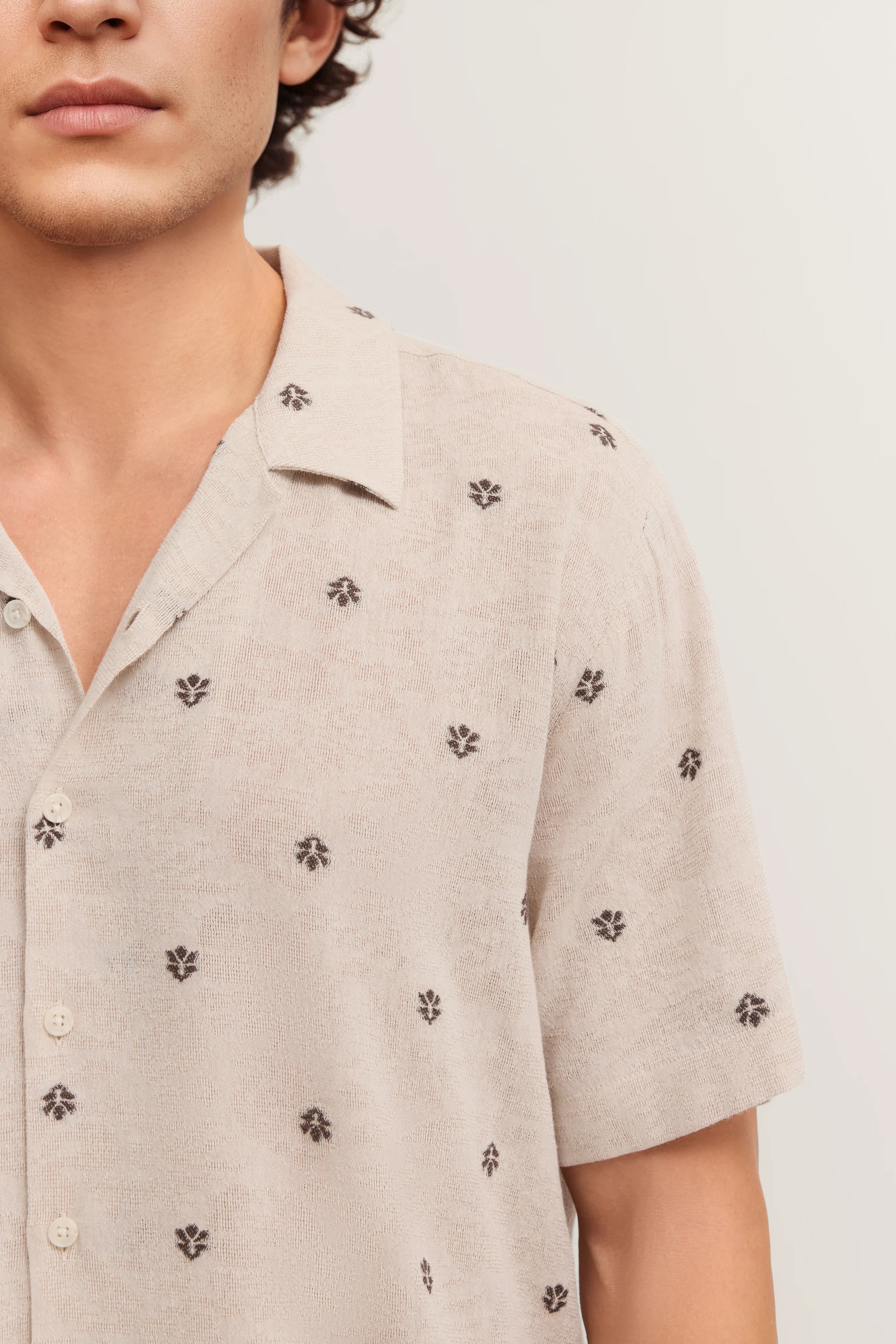 Beiges bugatti Hemd mit schwarzem Muster, kurzärmelig, legeres Büstenbild.