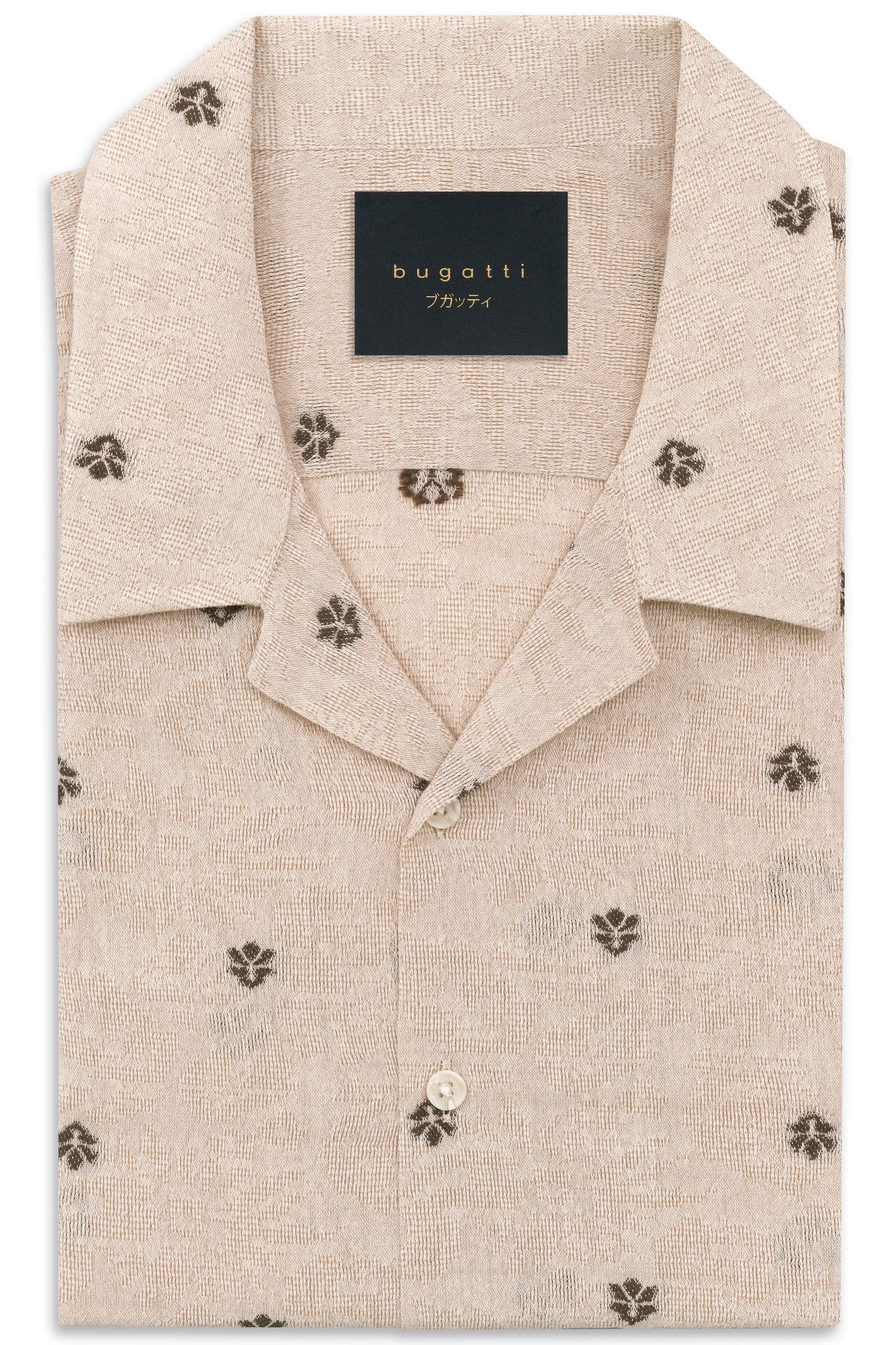 Beige bugatti Hemd mit floralem Muster, Büstenbild, elegante Knopfleiste, italienischer Stil.