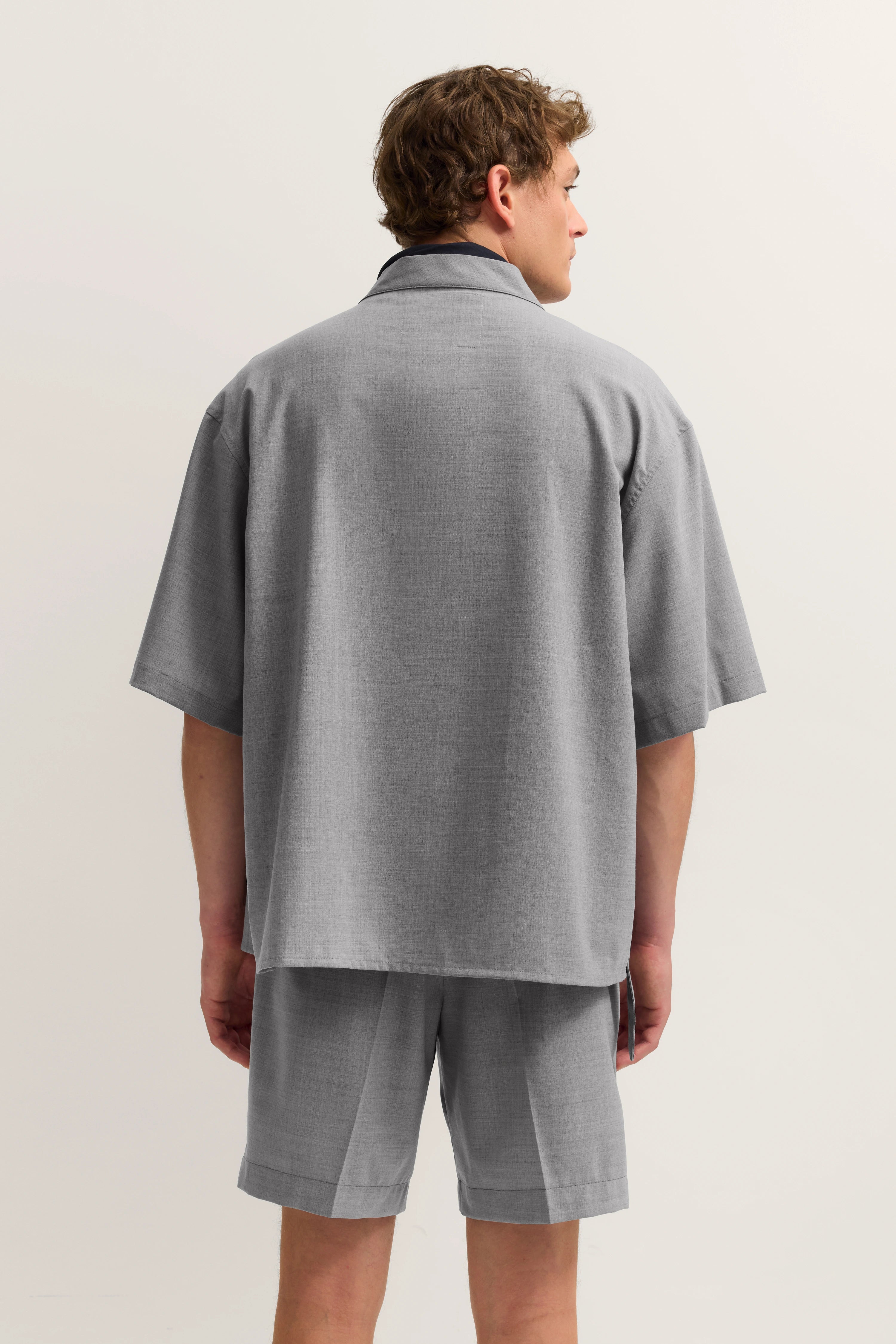 Graues bugatti Kurzarmhemd und Shorts, Rückansicht, legeres Modelbild.