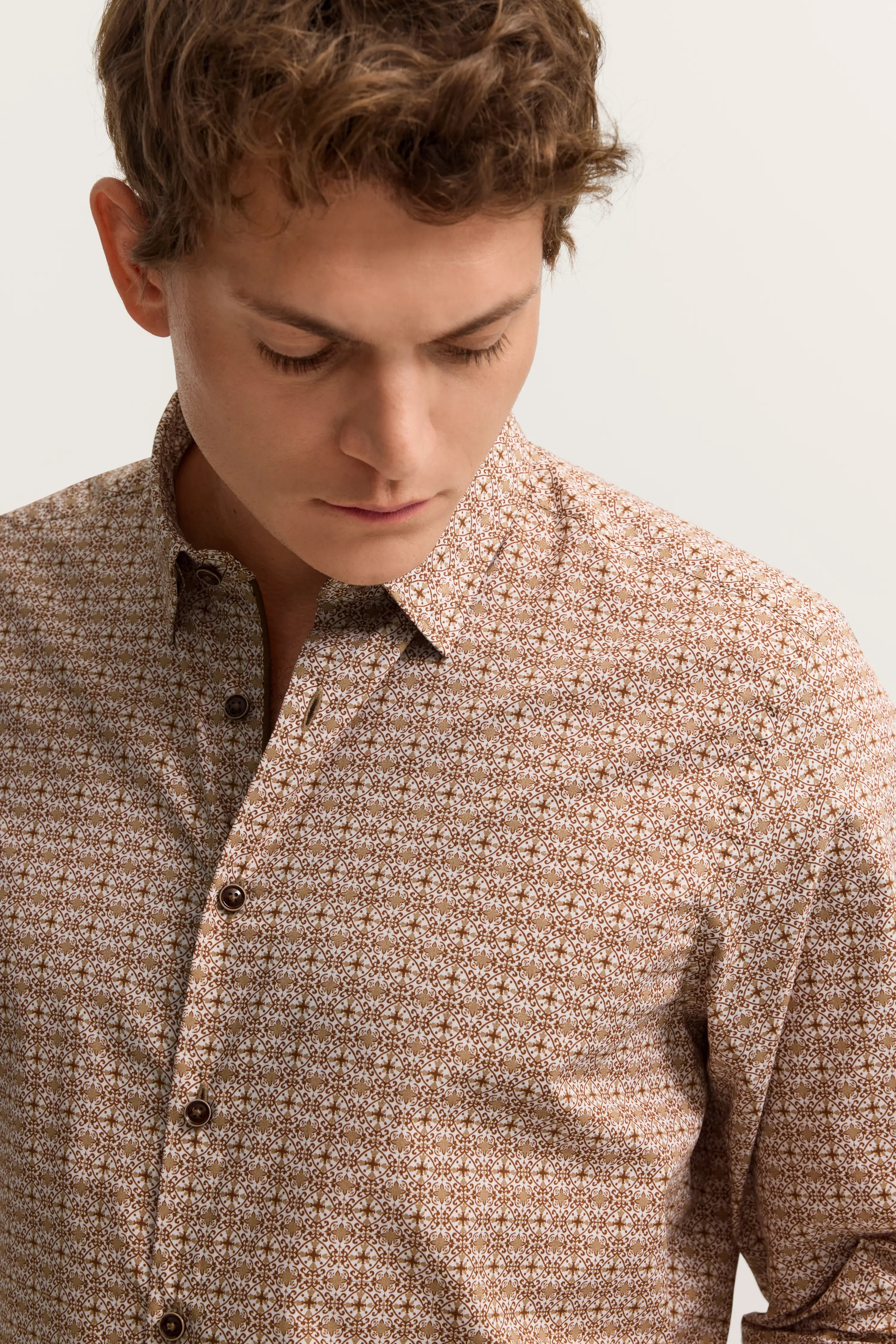 Bugatti Hemd mit braunem Muster auf Model, Büstenbild, entspanntes Posing.