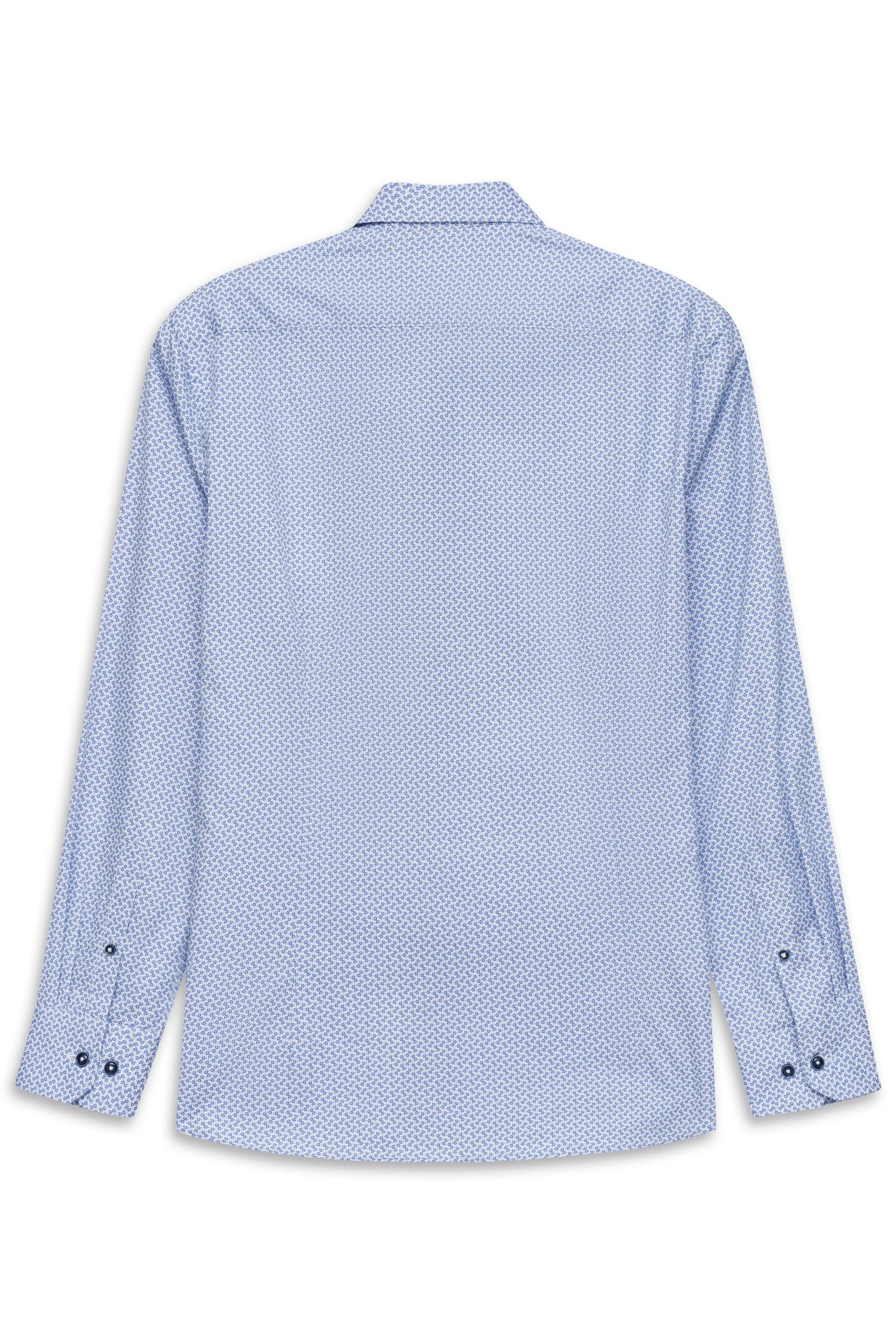 Blaues bugatti Hemd mit feinem Muster, leger präsentiert, ideal für stilvolle Auftritte.