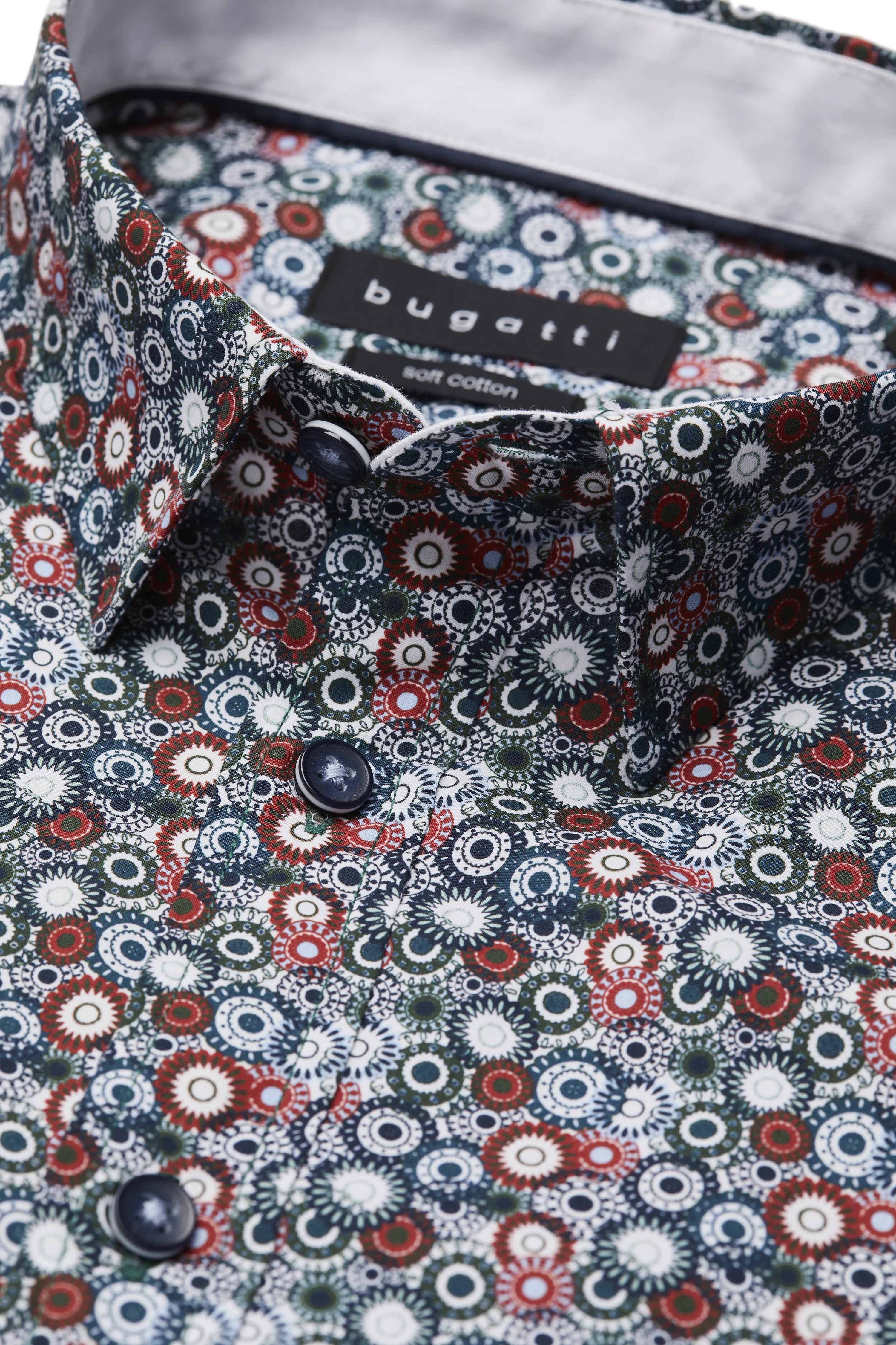 bugatti Hemd mit buntem, floralem Muster auf Nahaufnahme, eleganter Stil. Büstenbild.