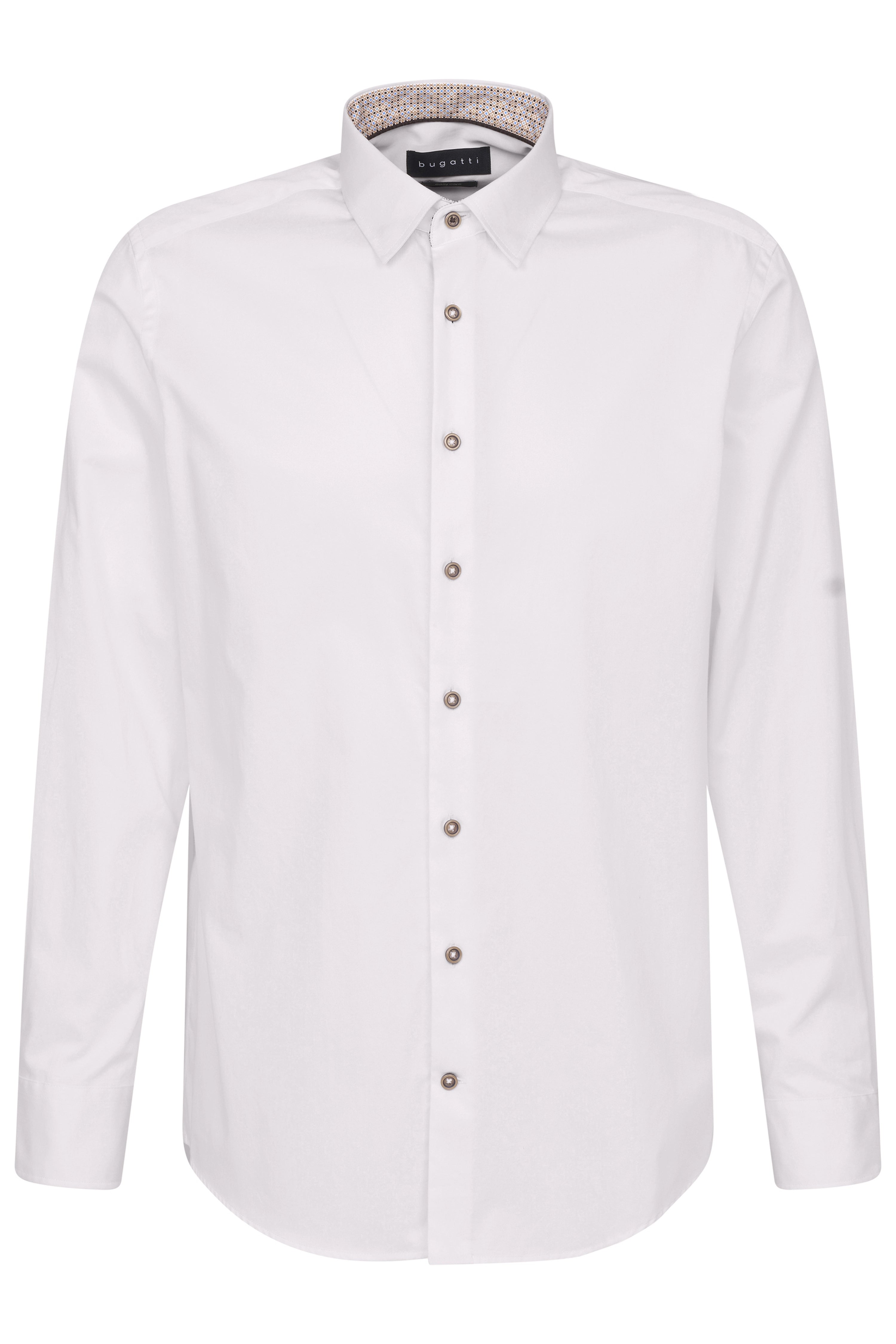 Weißes Hemd, beige Chinos, Model posiert stehend, Arme entspannt verschränkt, bugatti Stil.