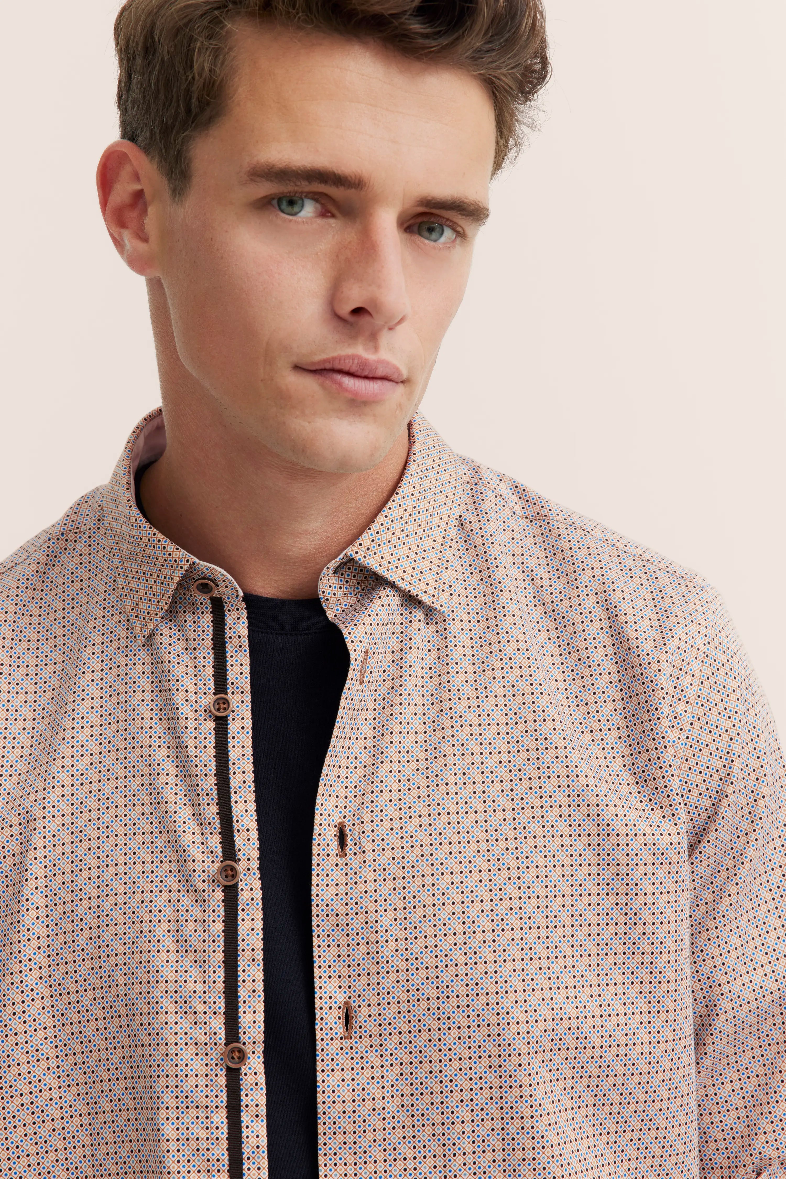 Bugatti Hemd mit geometrischem Muster in Beige, Modelbild, lässige Pose, Stil und Eleganz.