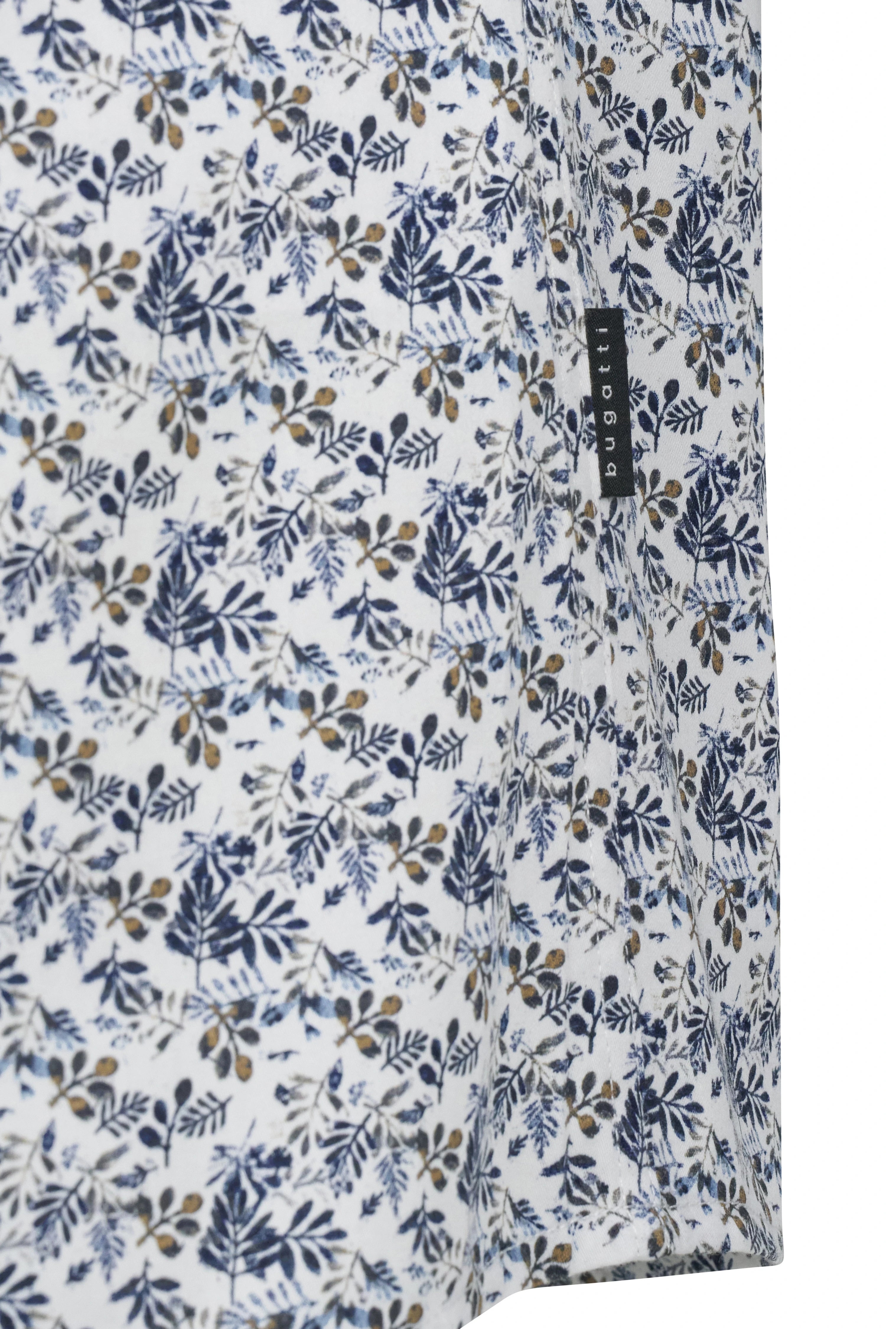 Weiße bugatti Bluse mit blauem und braunem floralen Muster, Nahaufnahme.