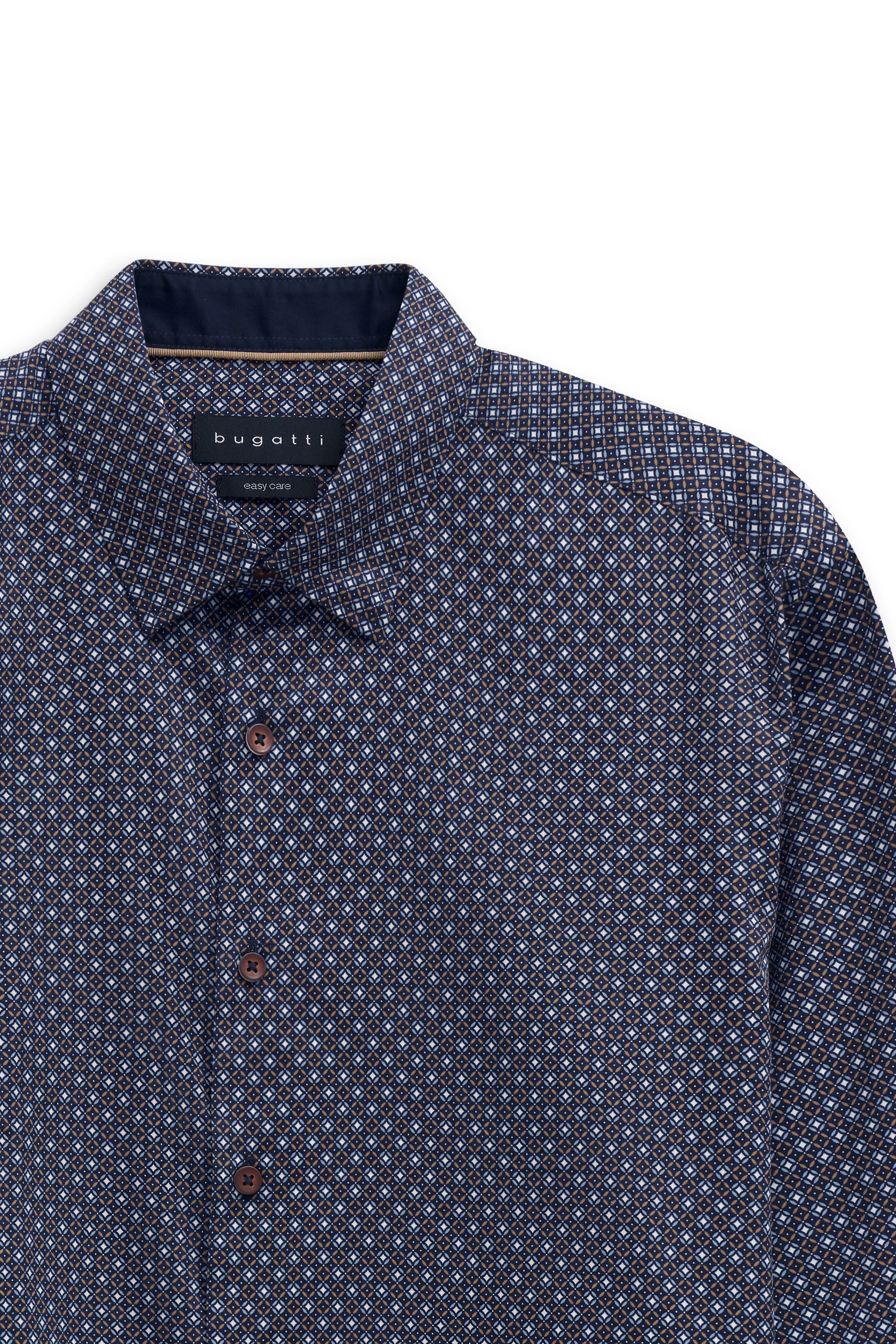 Büstenbild: bugatti Hemd mit blauem geometrischem Muster, Rollkragen darunter, stilvoll und raffiniert.