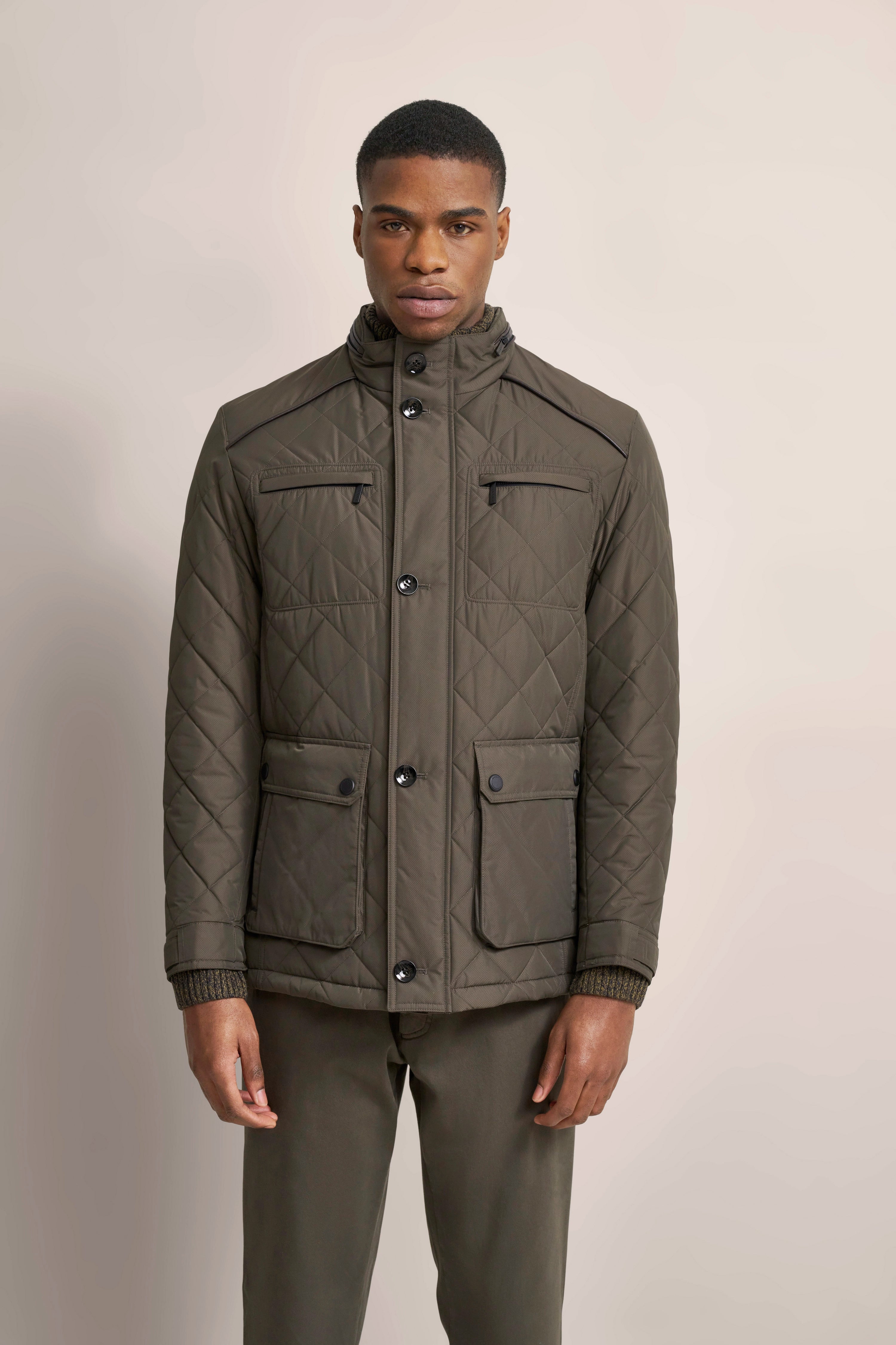 bugatti Steppjacke in Olivgrün, Modellbild, frontal, lässig mit Taschen und Kragen.