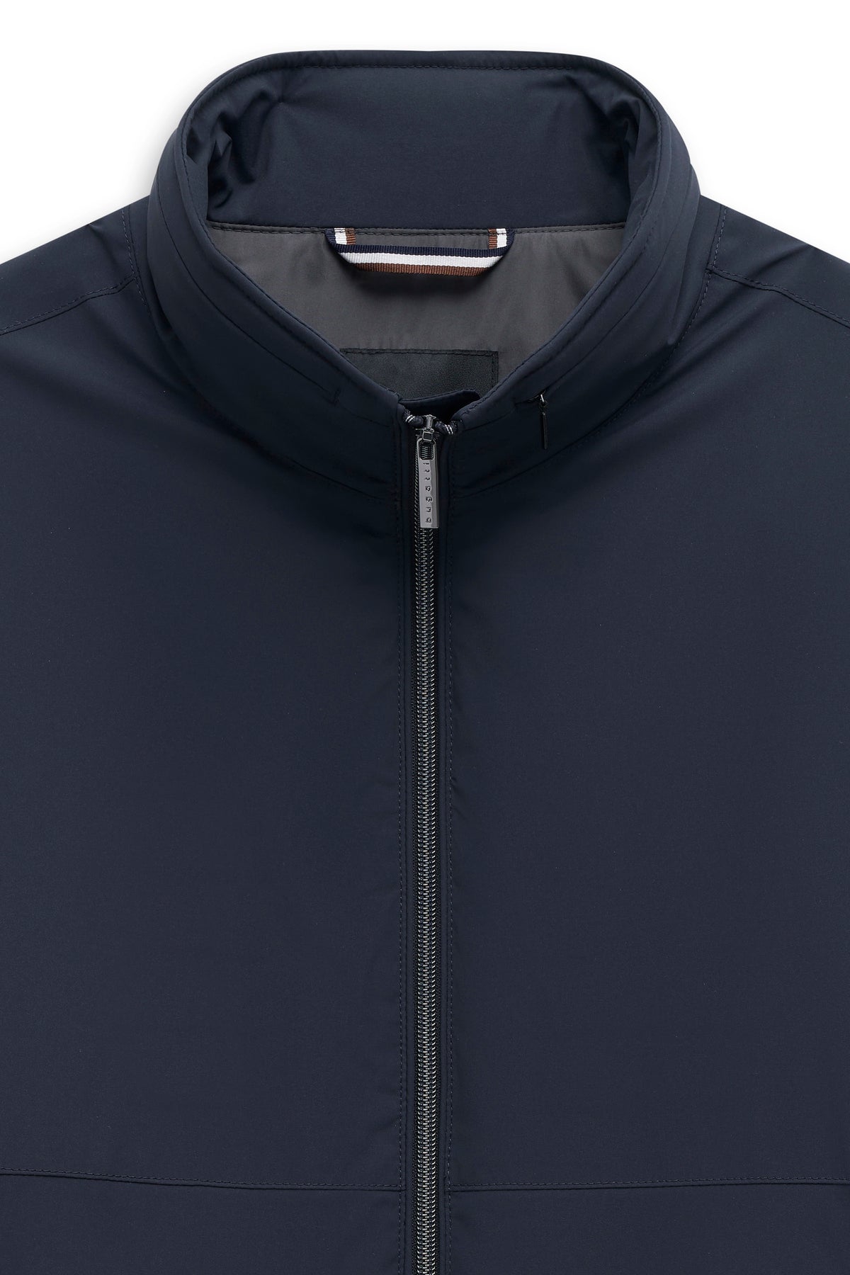 Dunkelblaue bugatti Jacke mit Stehkragen und Reißverschluss, Büstenbild.