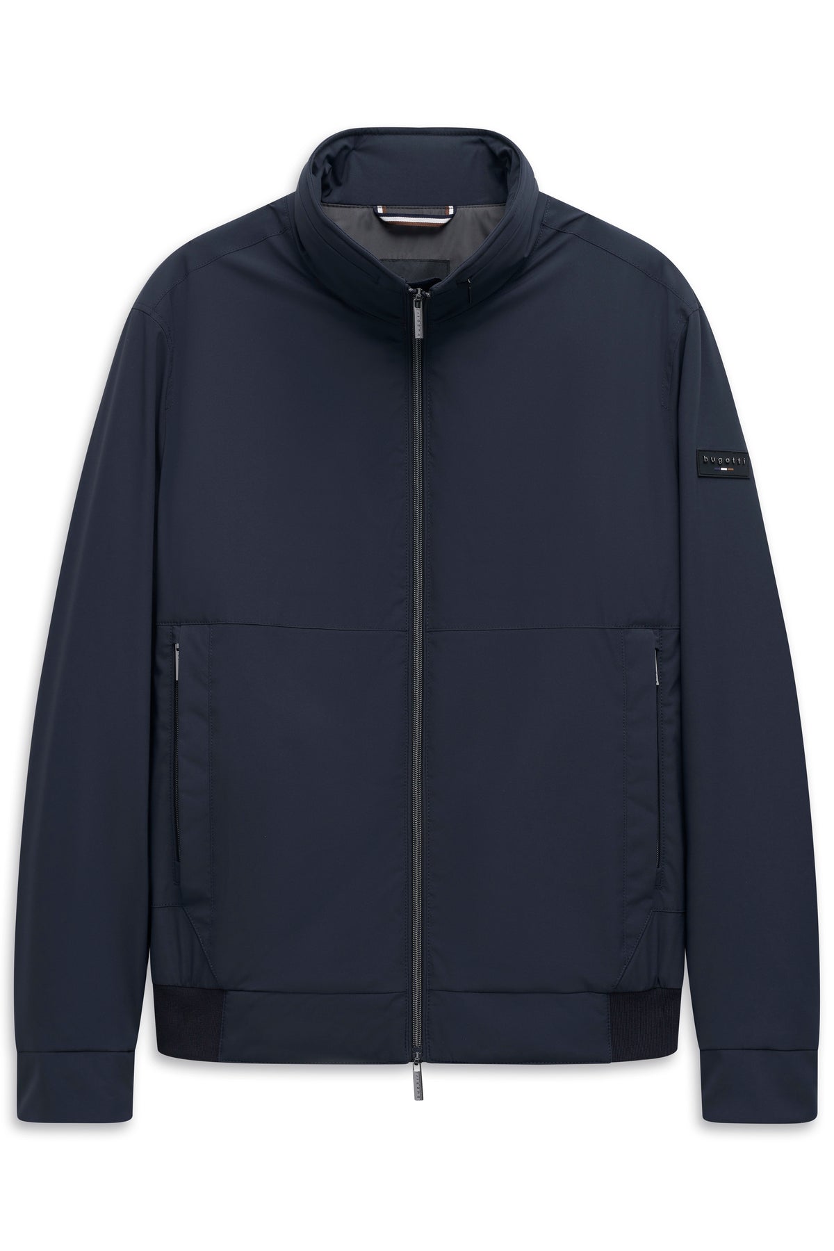 Dunkelblaue bugatti Jacke, Büstenbild, schlichtes Design, hoher Kragen, Reißverschluss.