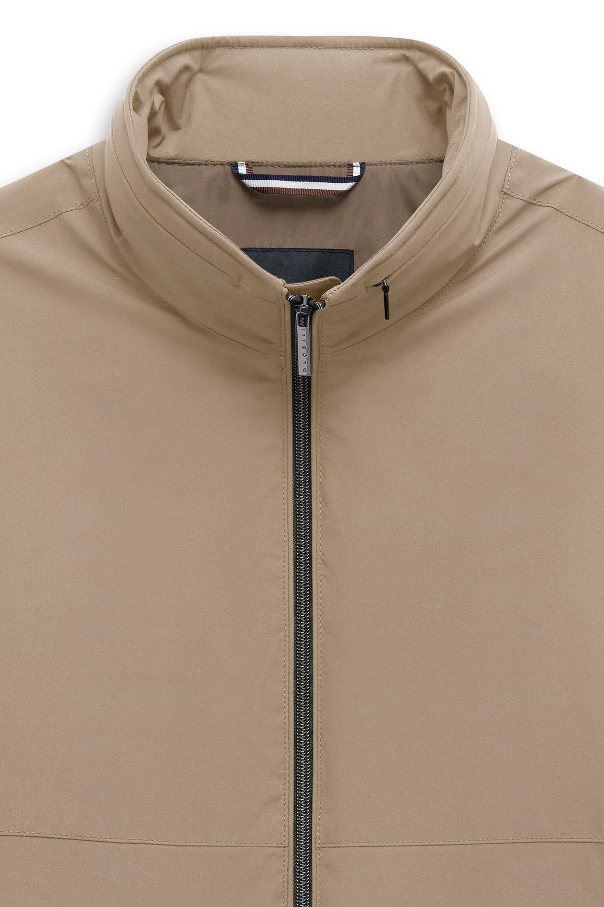 Beige bugatti Jacke mit Stehkragen und Reißverschluss, Büstenbild.
