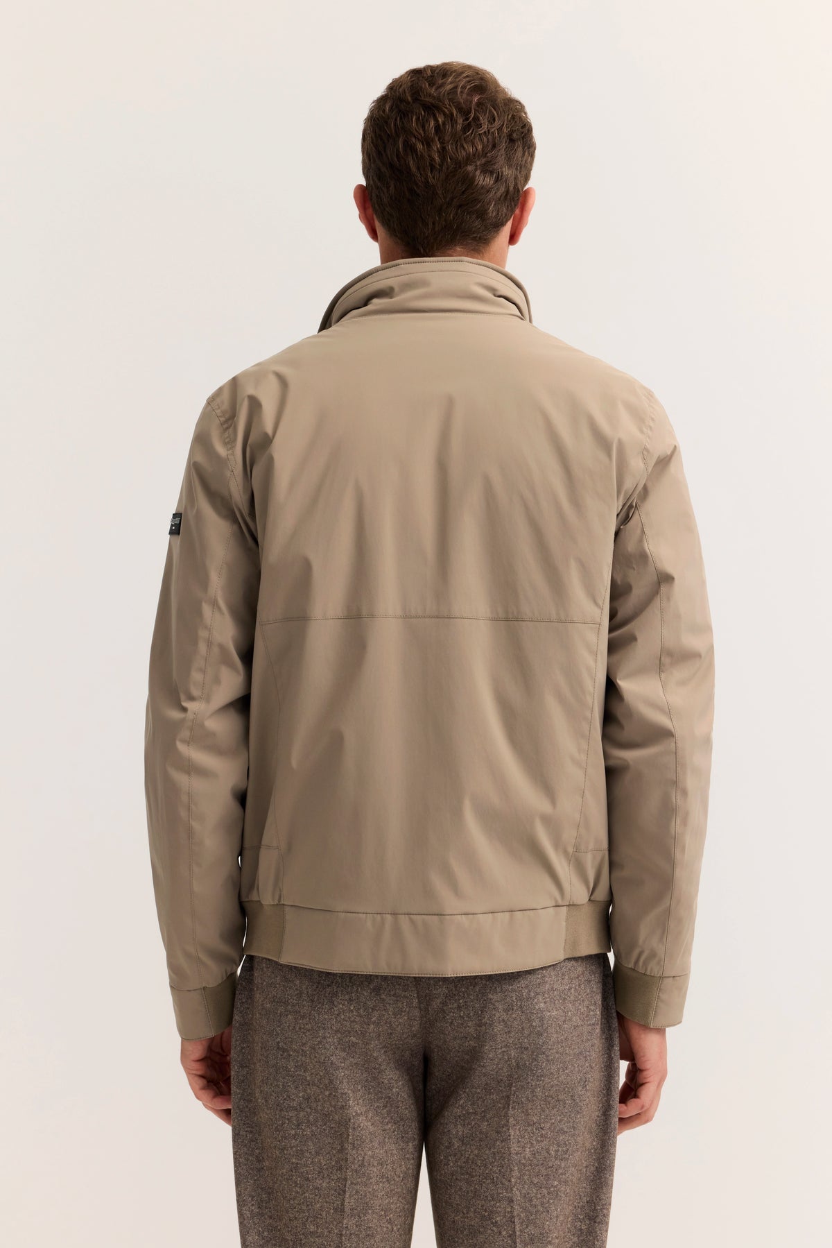 Beigefarbene bugatti-Jacke, rückseitig, auf Büste präsentiert.