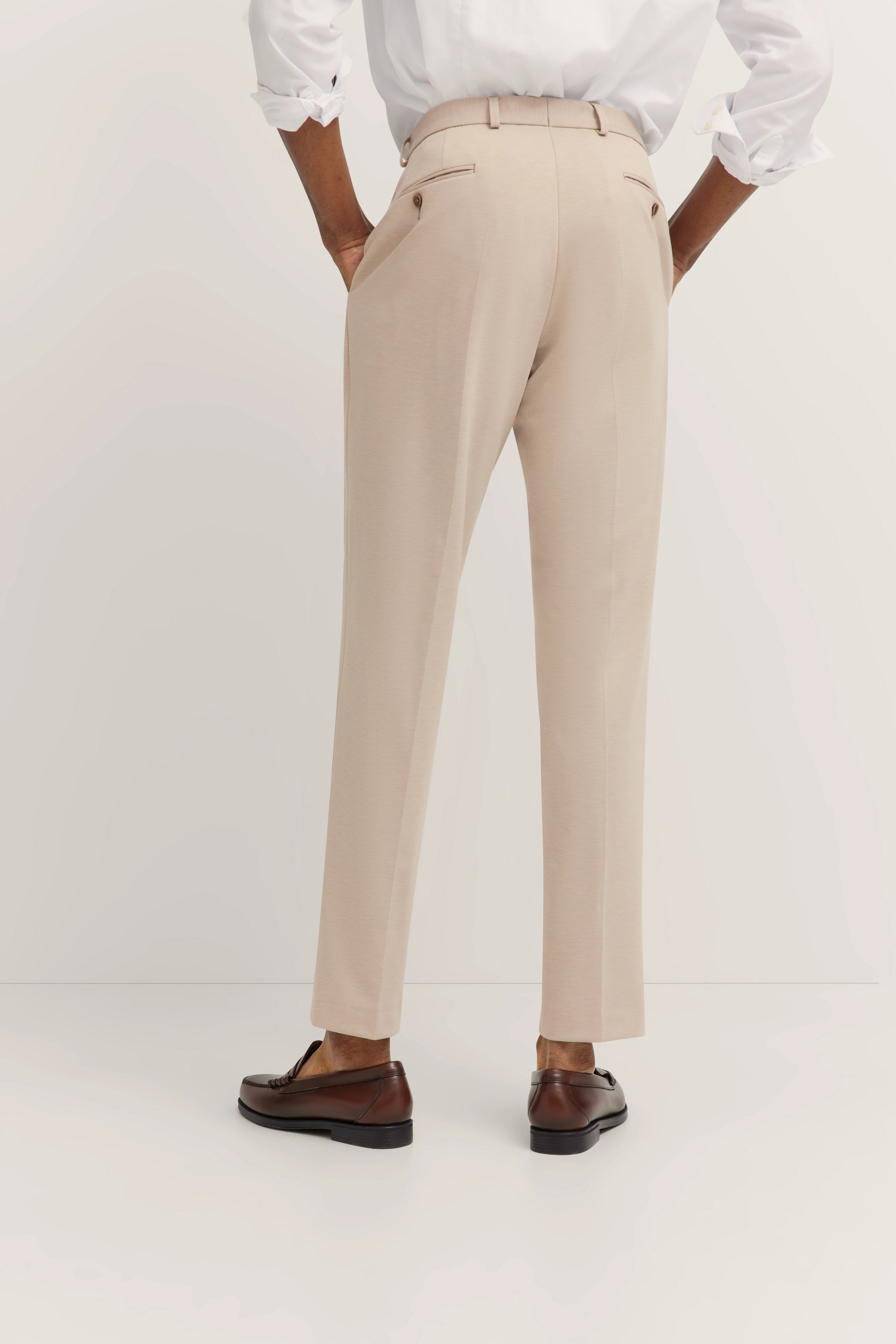 Beige Hose und braune Schuhe, Rückansicht, Bügelbild, eleganter Look von bugatti.