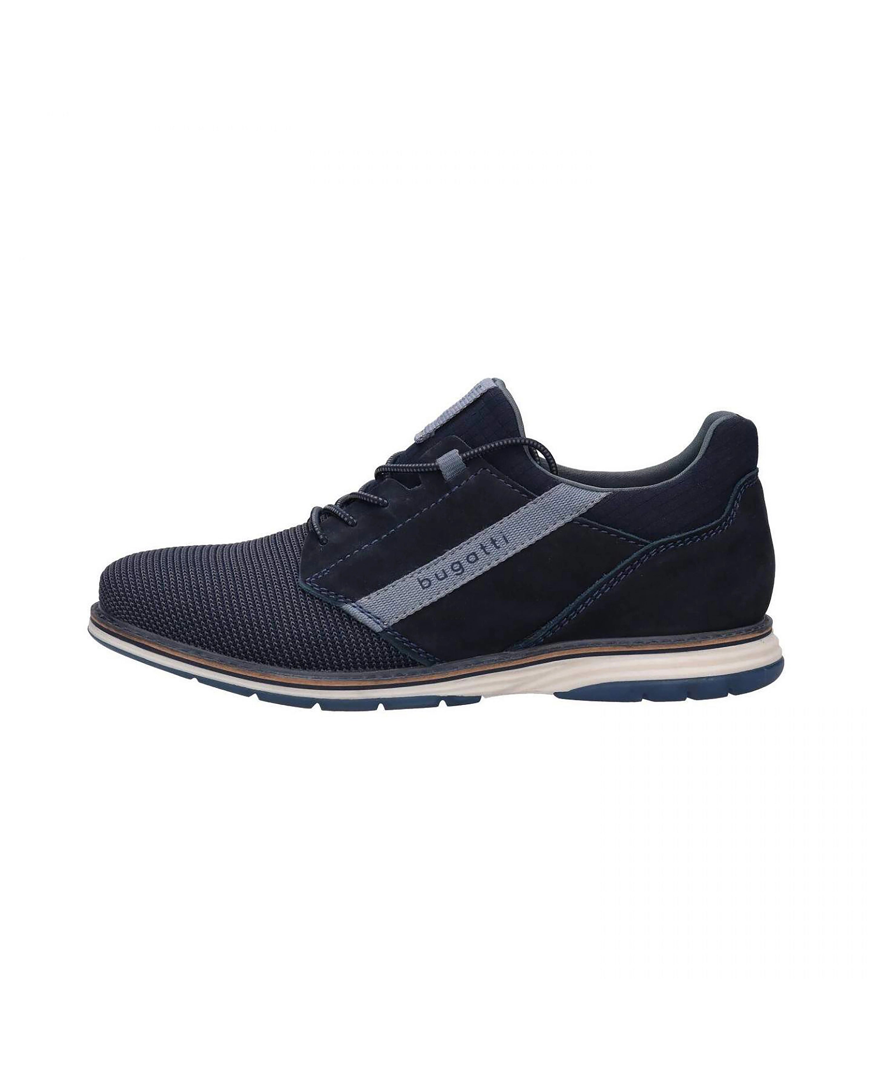 bugatti Sneaker, dunkelblau mit Mesh- und Wildlederdetails, Seitenansicht, sportlich-elegant.