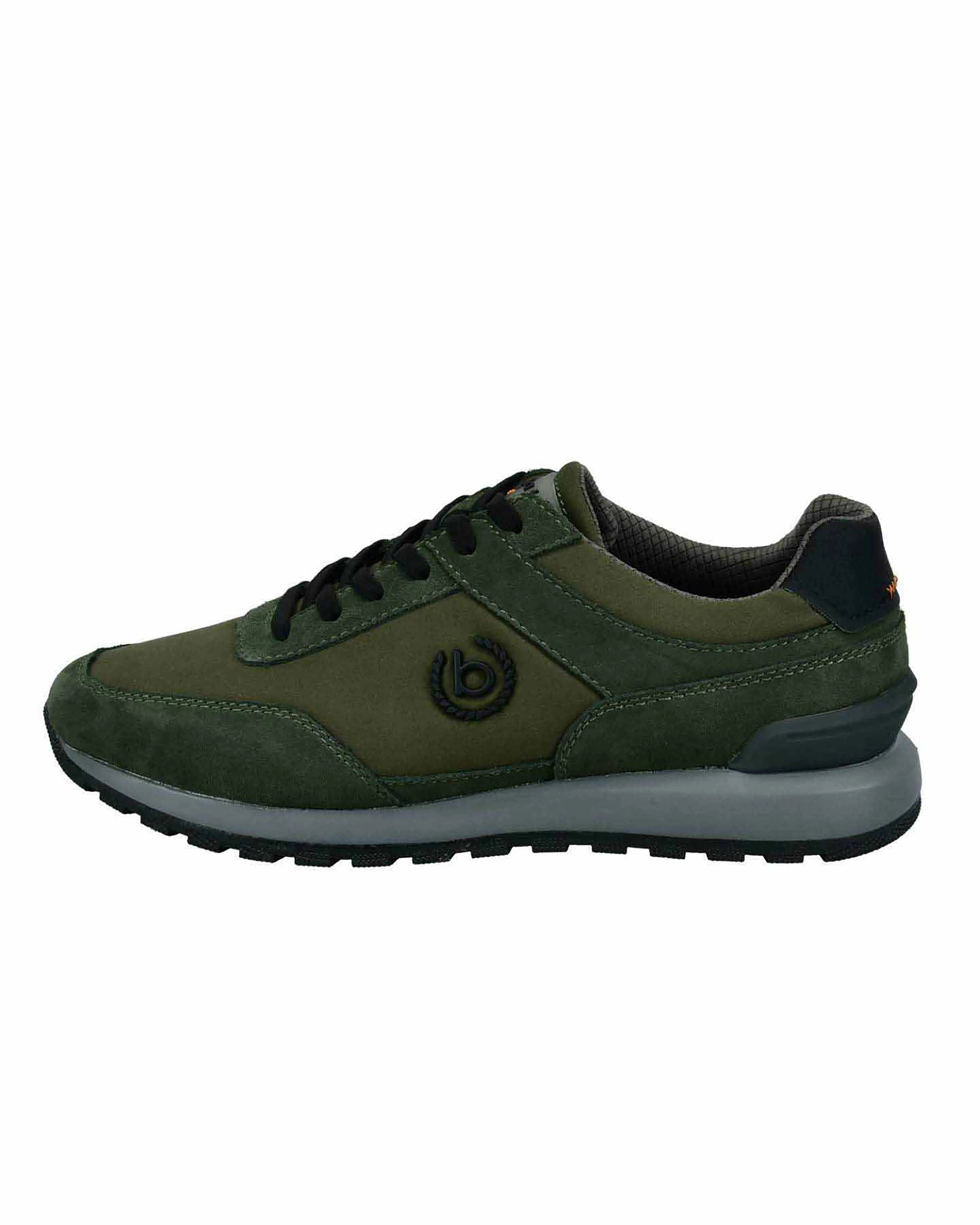 Grüner bugatti Sneaker mit schwarzer Sohle, seitliches Logo, legeres Modelbild ohne Pose.