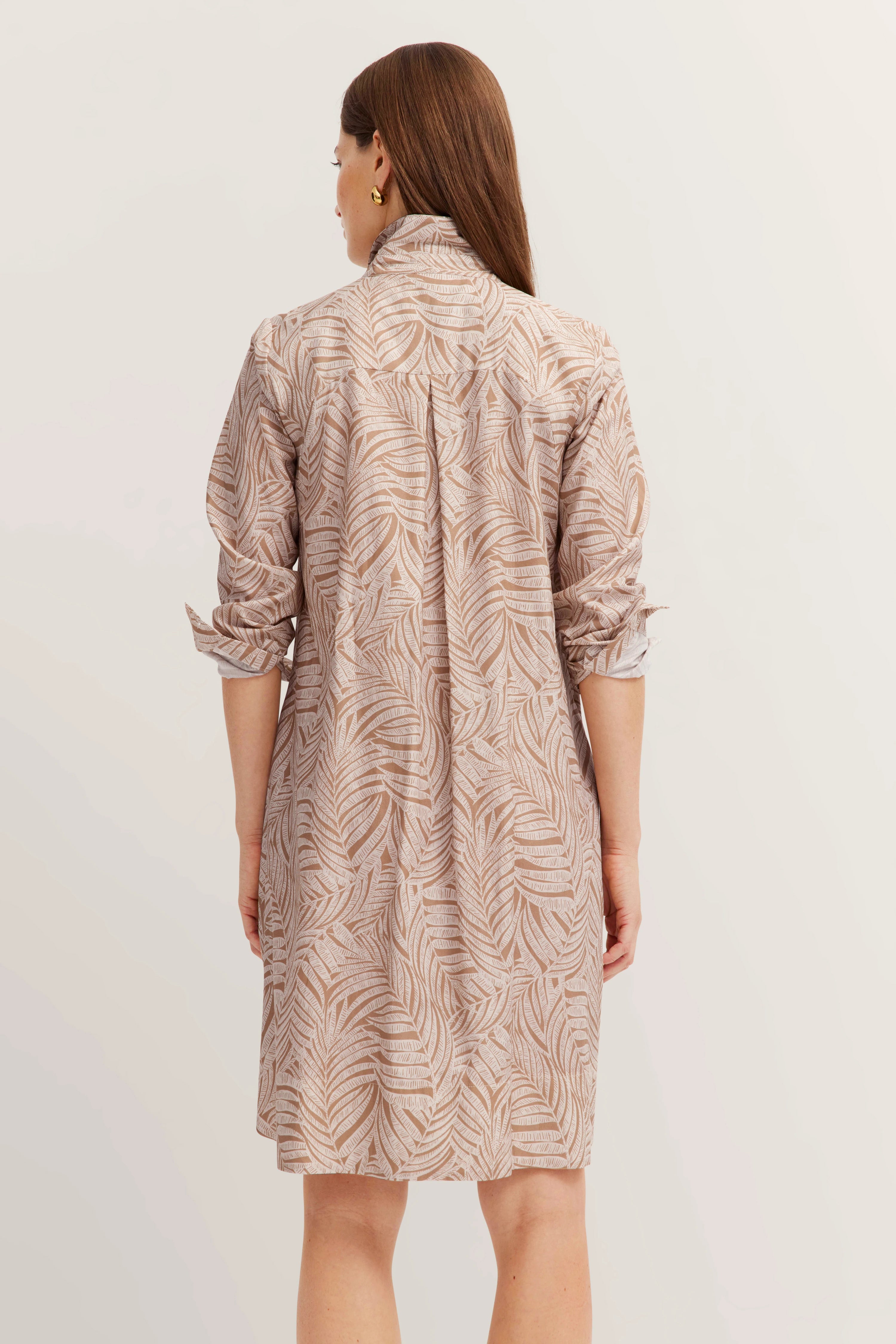 bugatti jurk in beige met bladpatroon, achterkant, modelpose, ontspannen houding.