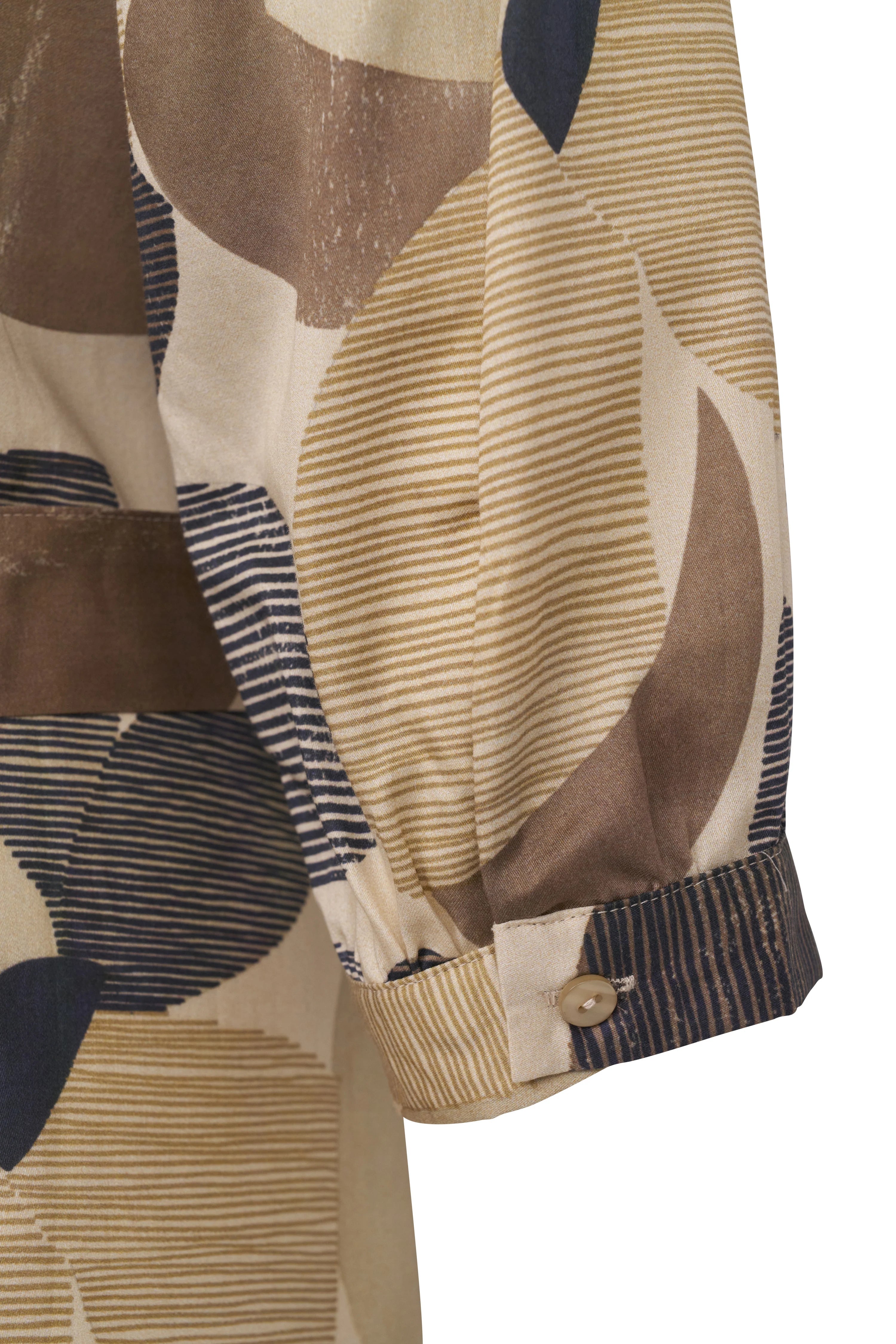 Beige gemustertes bugatti-Oberteil, Detailansicht der Ärmelmanschette mit Knopf.