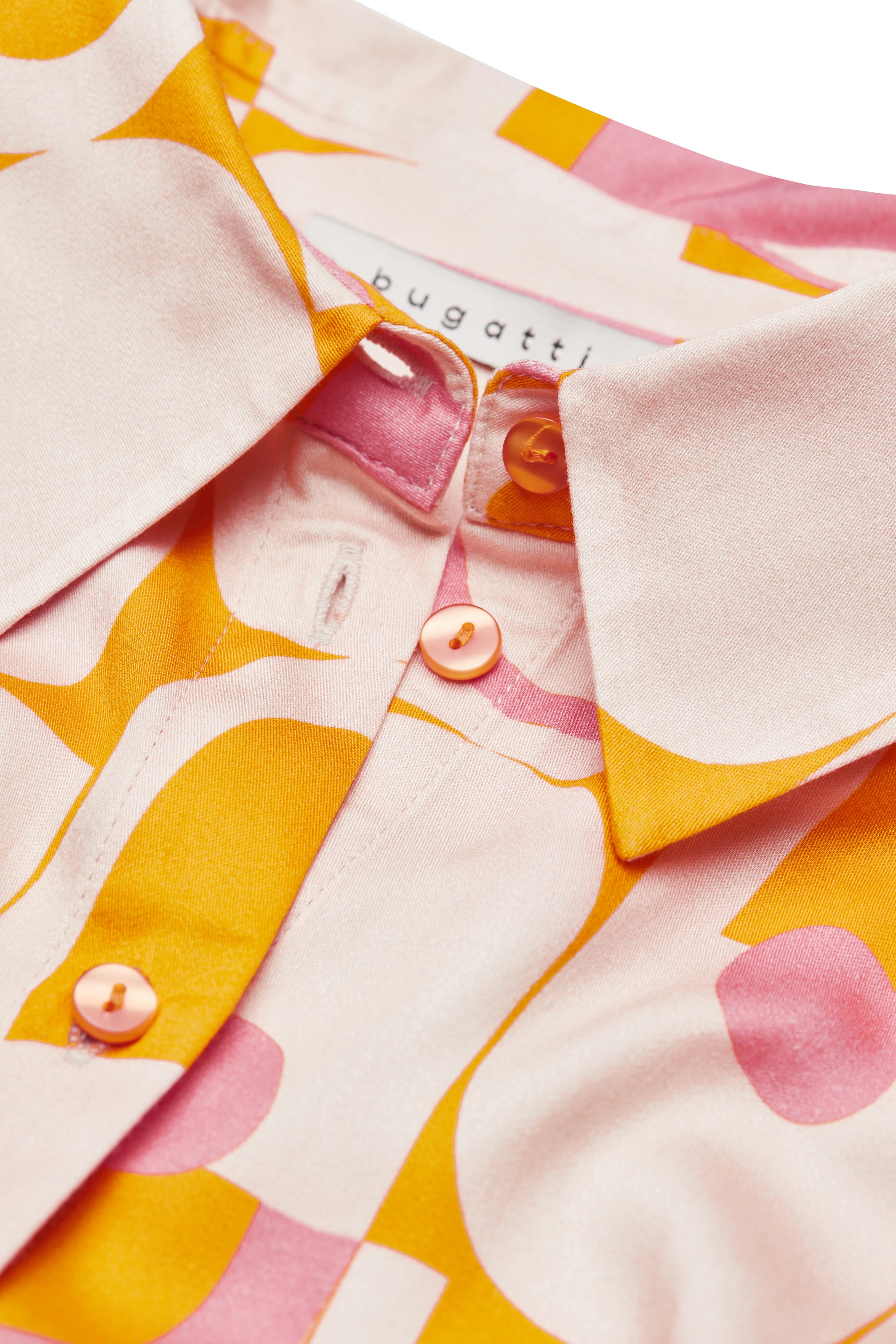 Bugatti Hemd, Büstenbild, rosa-orange Muster, hochwertige Materialien, Stil und Geschmackssicherheit.