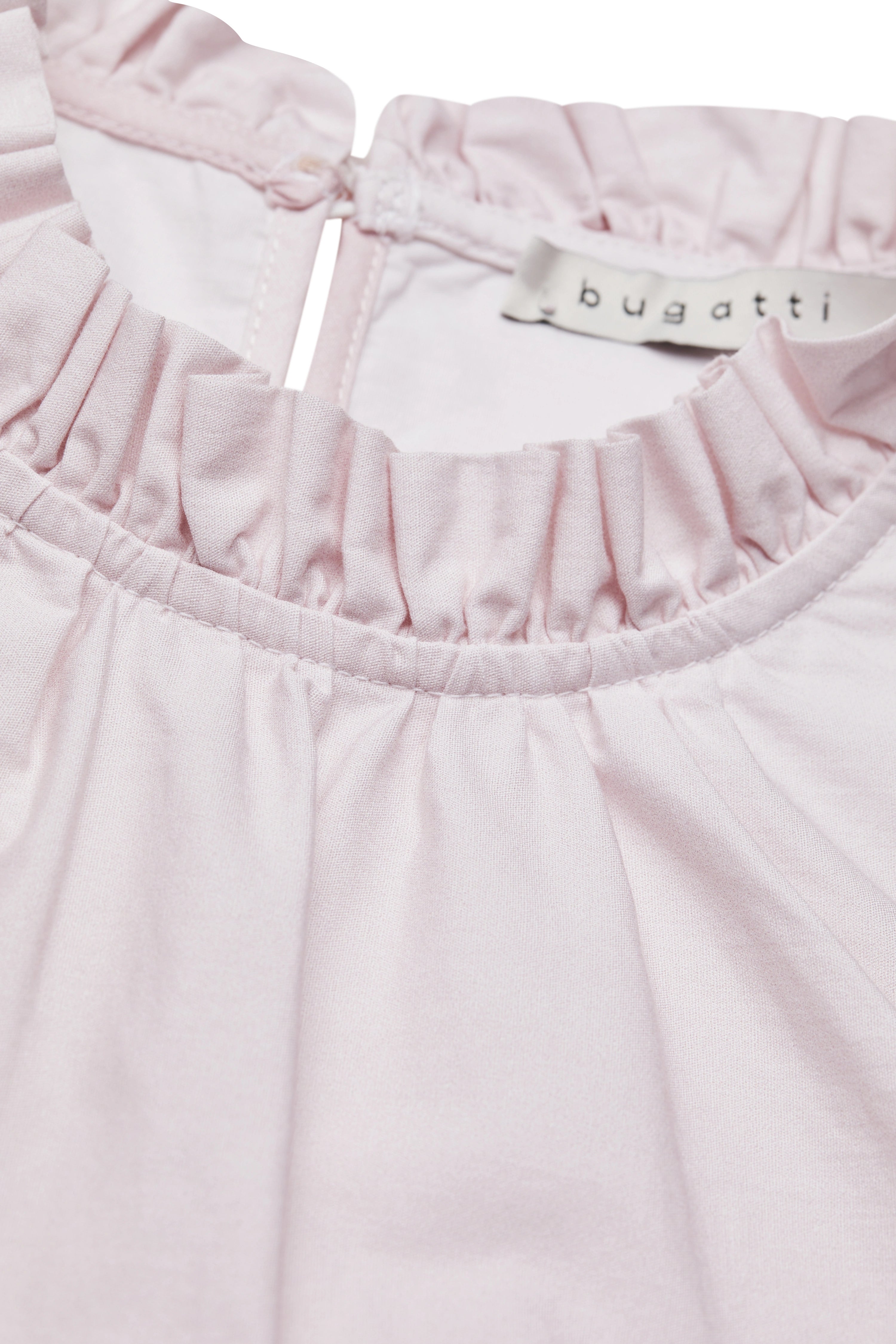 Bluse in zartem Rosa mit Rüschenkragen von bugatti, Detailaufnahme, stilvoll und hochwertig.