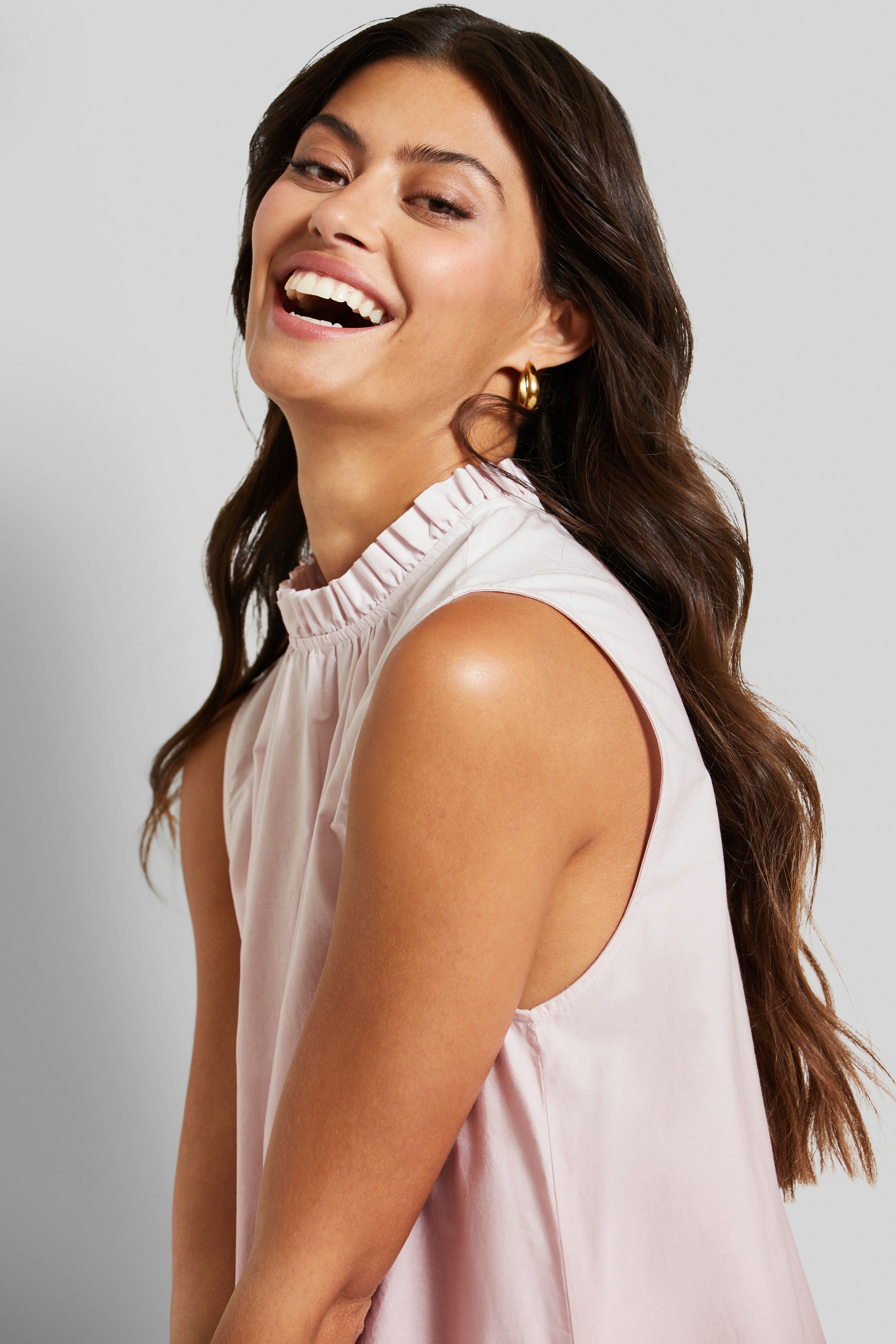 Ärmelloses, rosafarbenes Oberteil, Büstenbild, lachende Pose, bugatti.