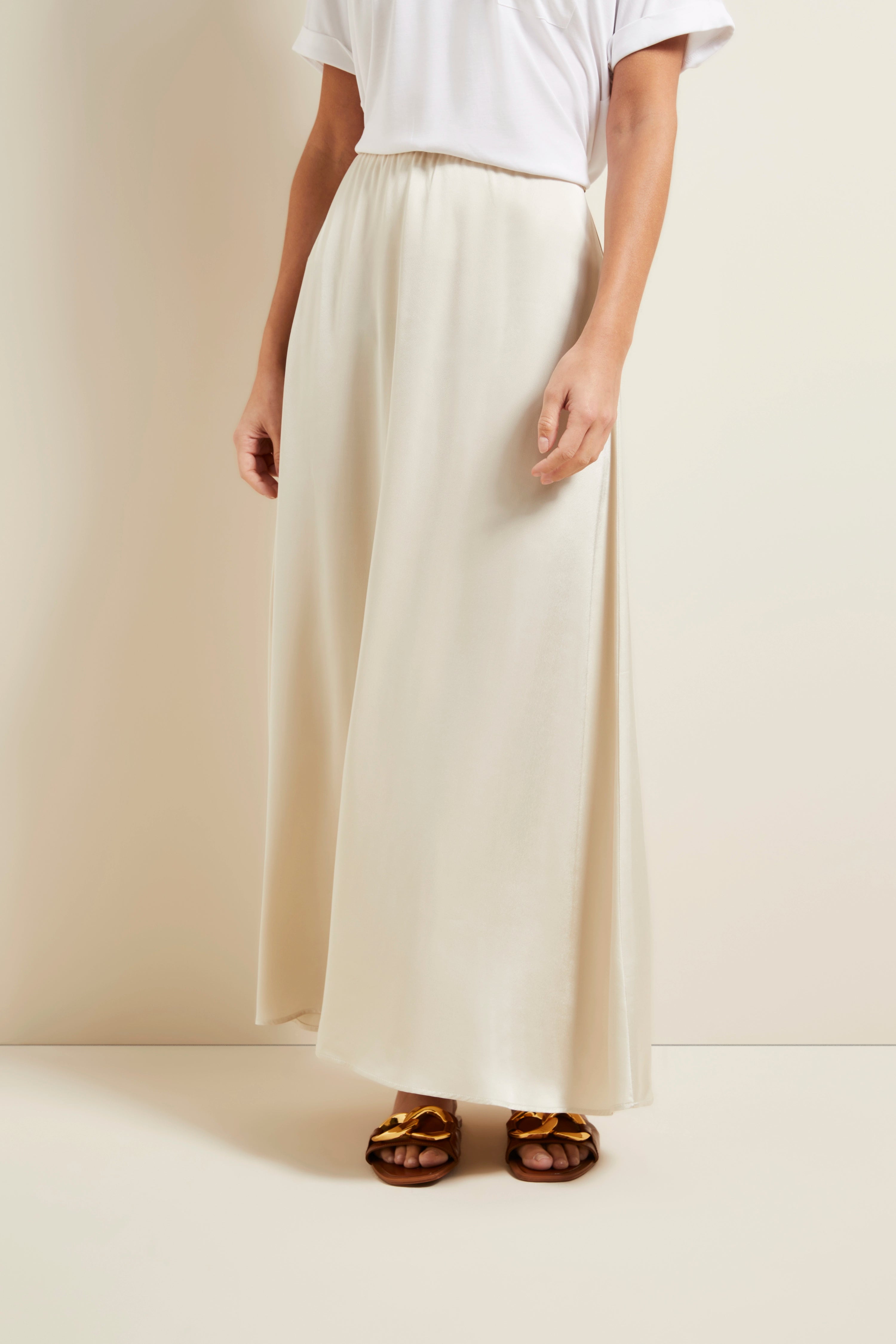 Wit T-shirt en crèmekleurige maxirok, casual buste, bugatti stijl.