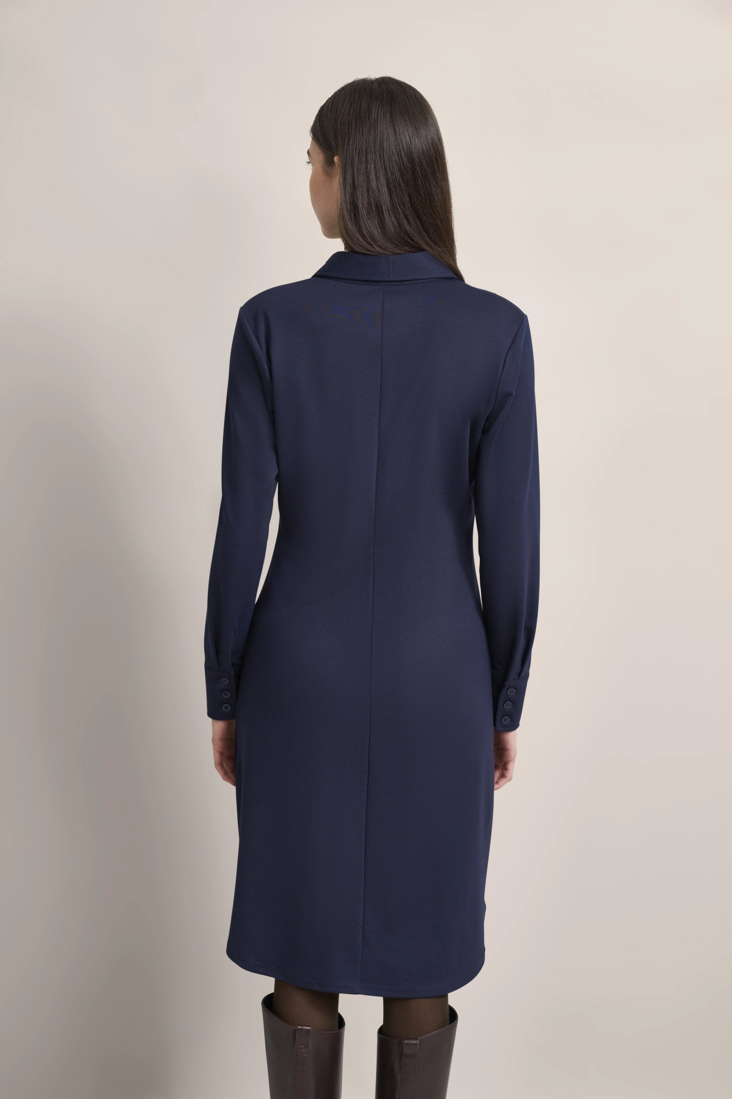 Dunkelblaues langärmeliges Kleid von bugatti, Modelbild von hinten, gerade Haltung.