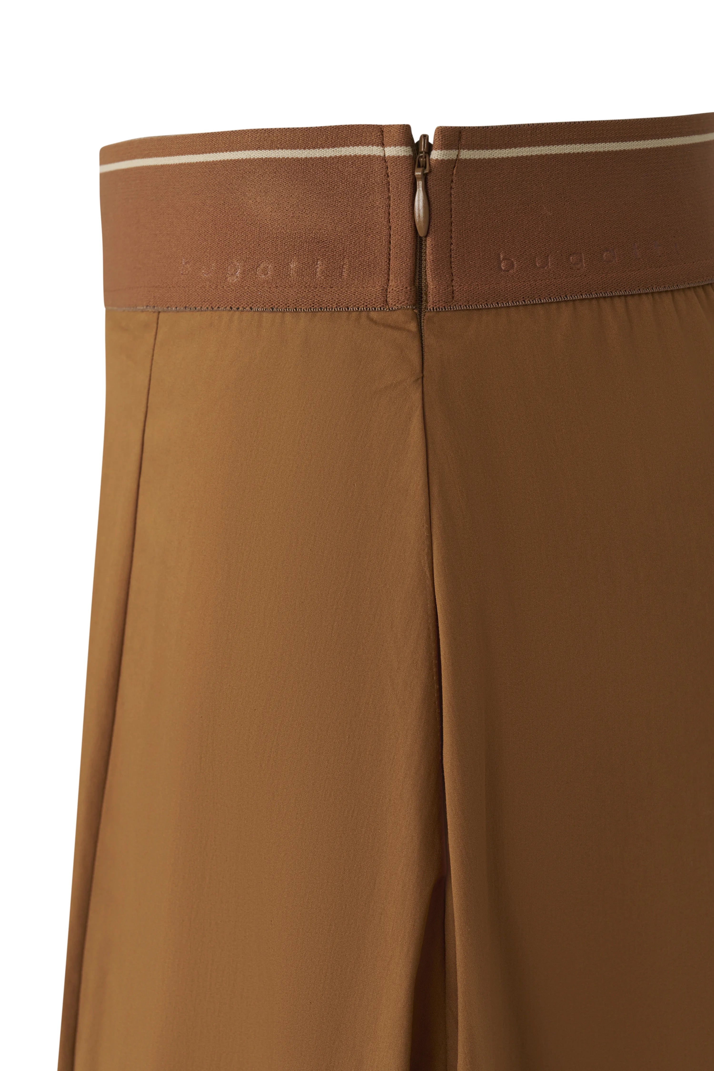 Close-up van een bruine bugatti rok met rits, minimalistisch design.