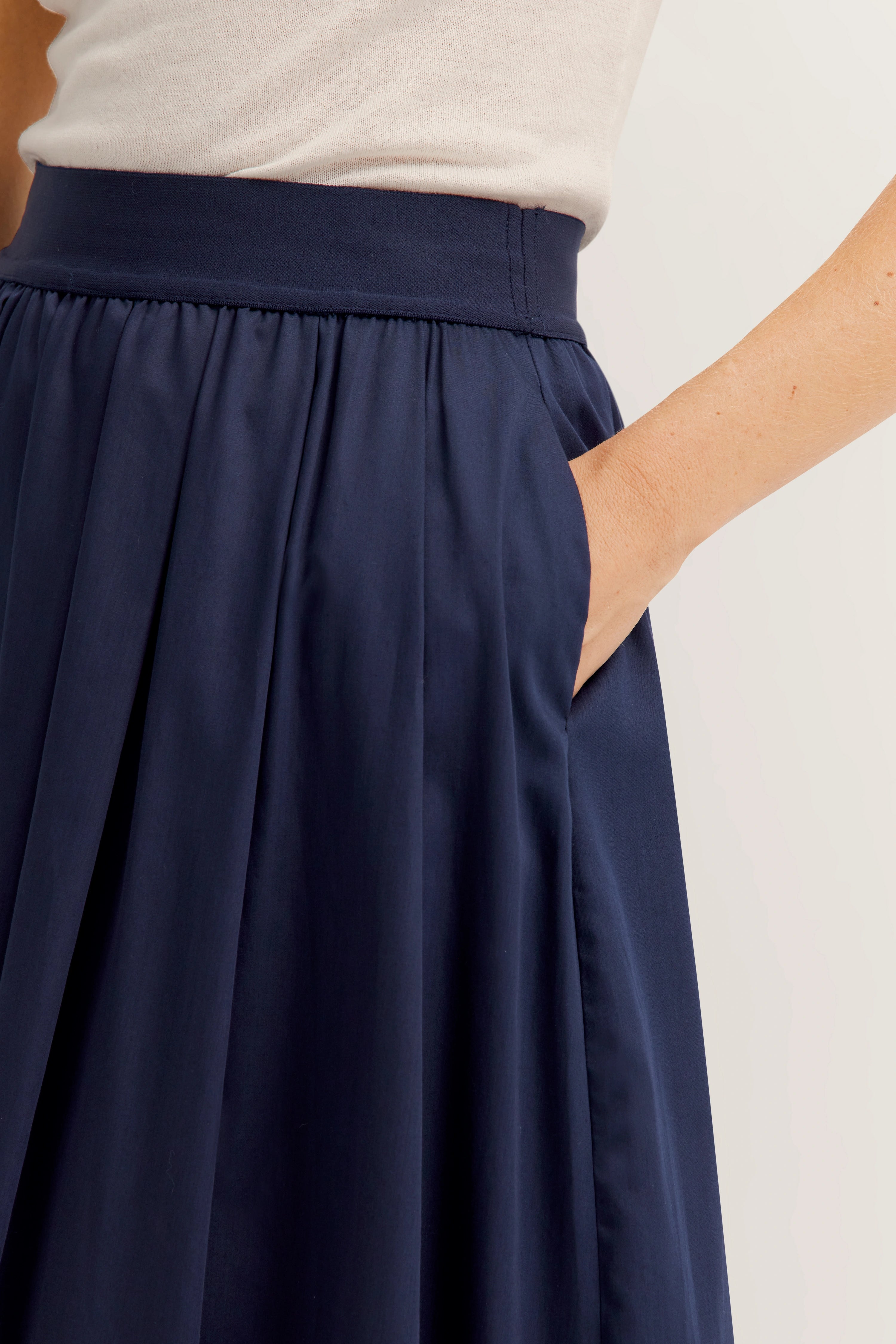 Dunkelblauer bugatti Rock, legeres Büstenbild, fließender Stoff.