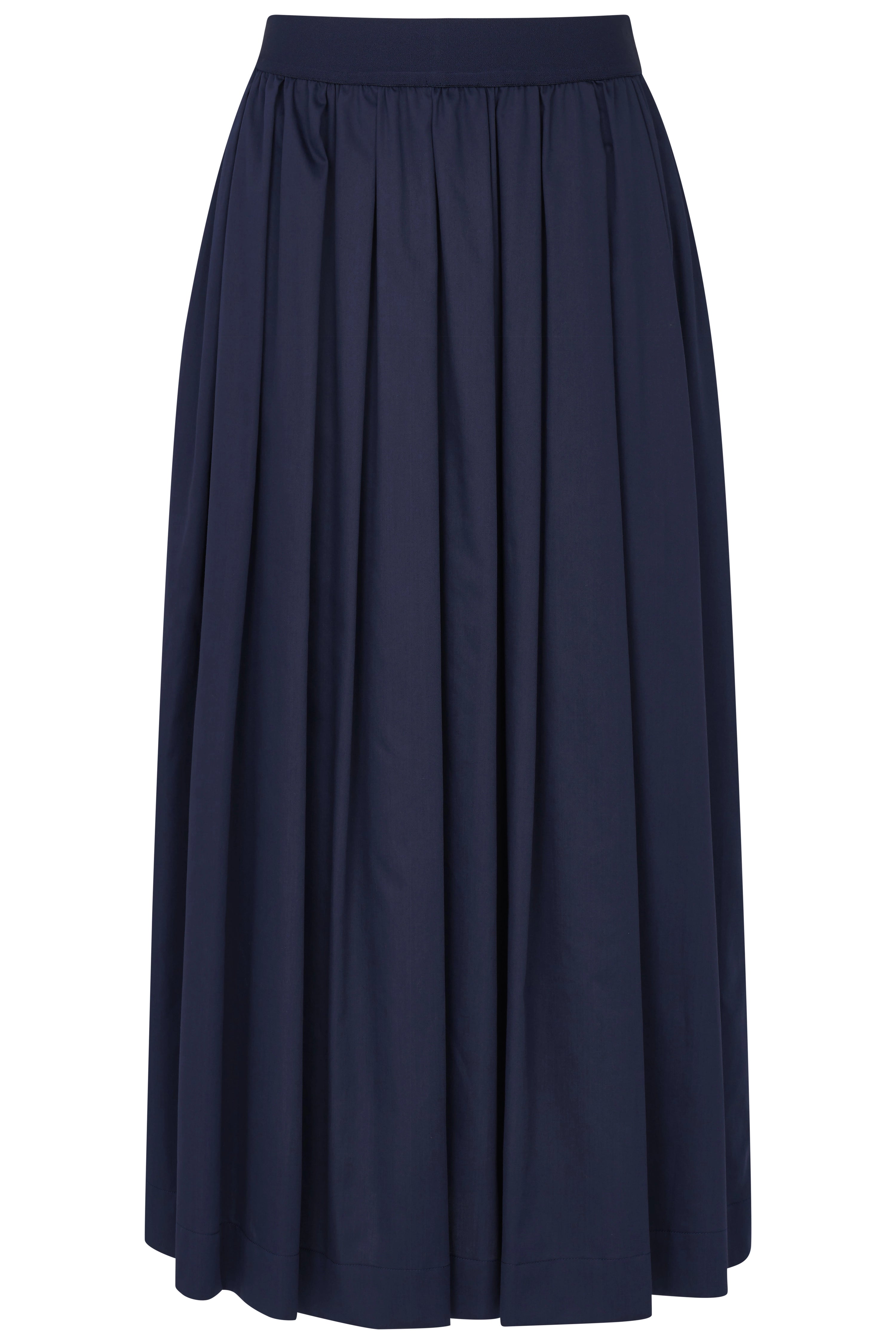 Beige gebreide trui om schouders geworpen. Elegante, ontspannen pose.