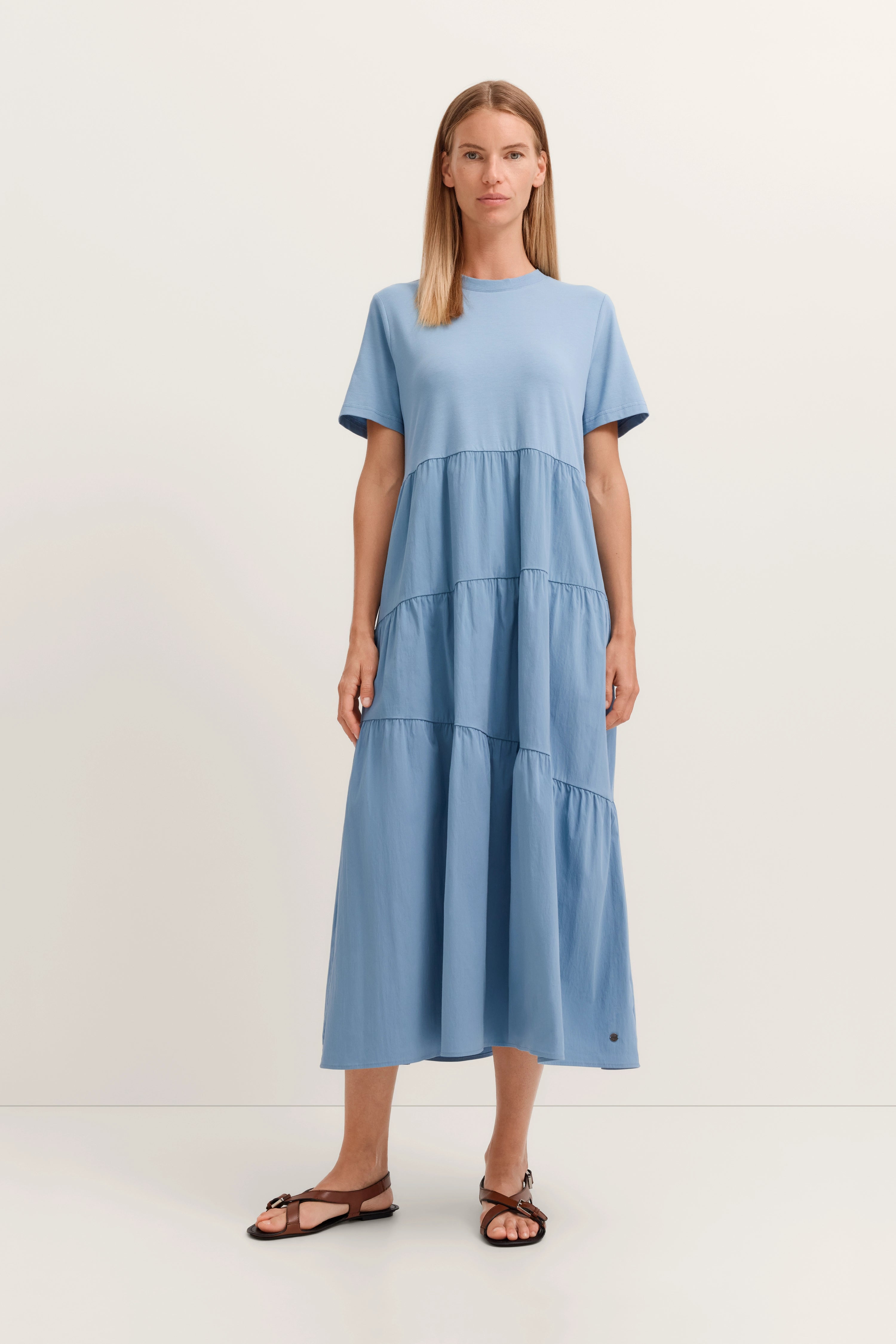 Blaues Maxikleid von bugatti, Modelbild, entspanntes, gerades Posing, sommerlicher Stil.