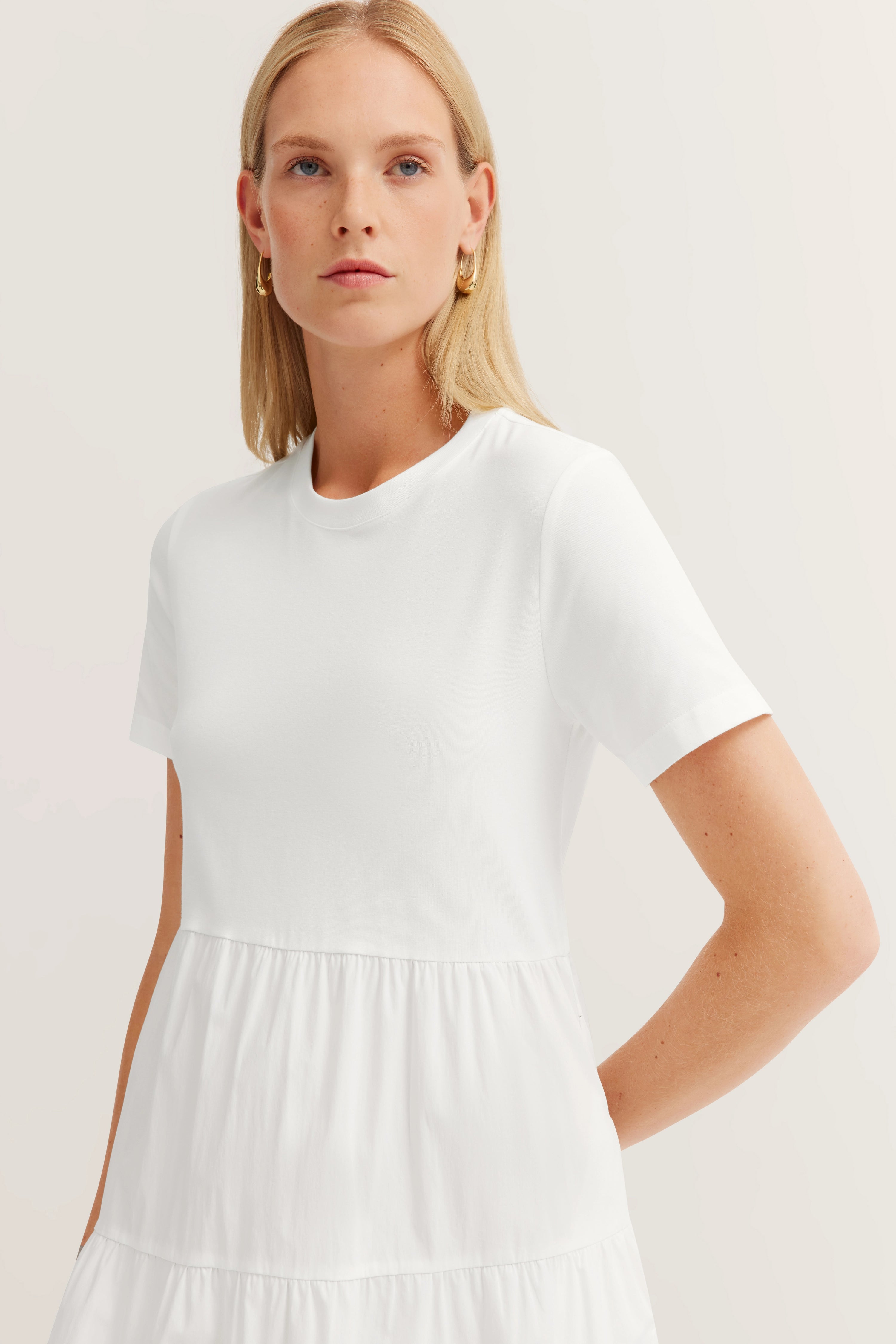 Wit T-shirt-jurk, model, neutrale blik, eenvoudig en tijdloos, bugatti.